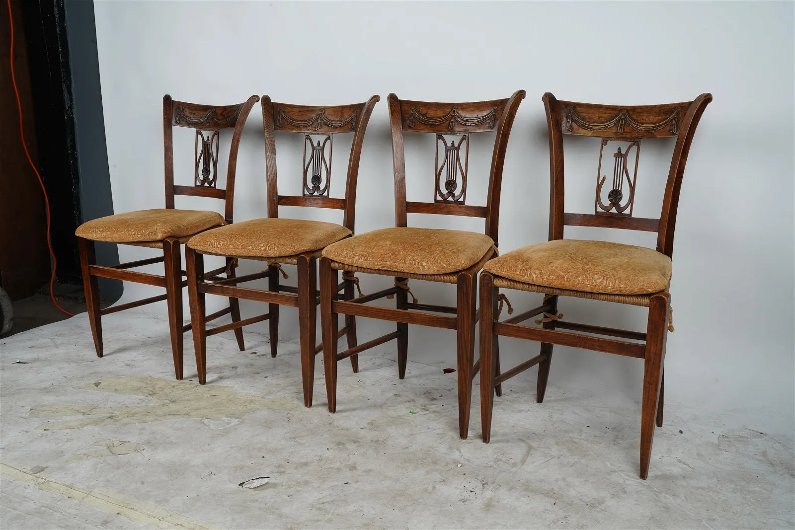 AF2-028: ANTIQUE SET OF 4 EARLY 19TH CENTURY AMERICAN FEDERAL CARVED OAK DINING CHAIRS