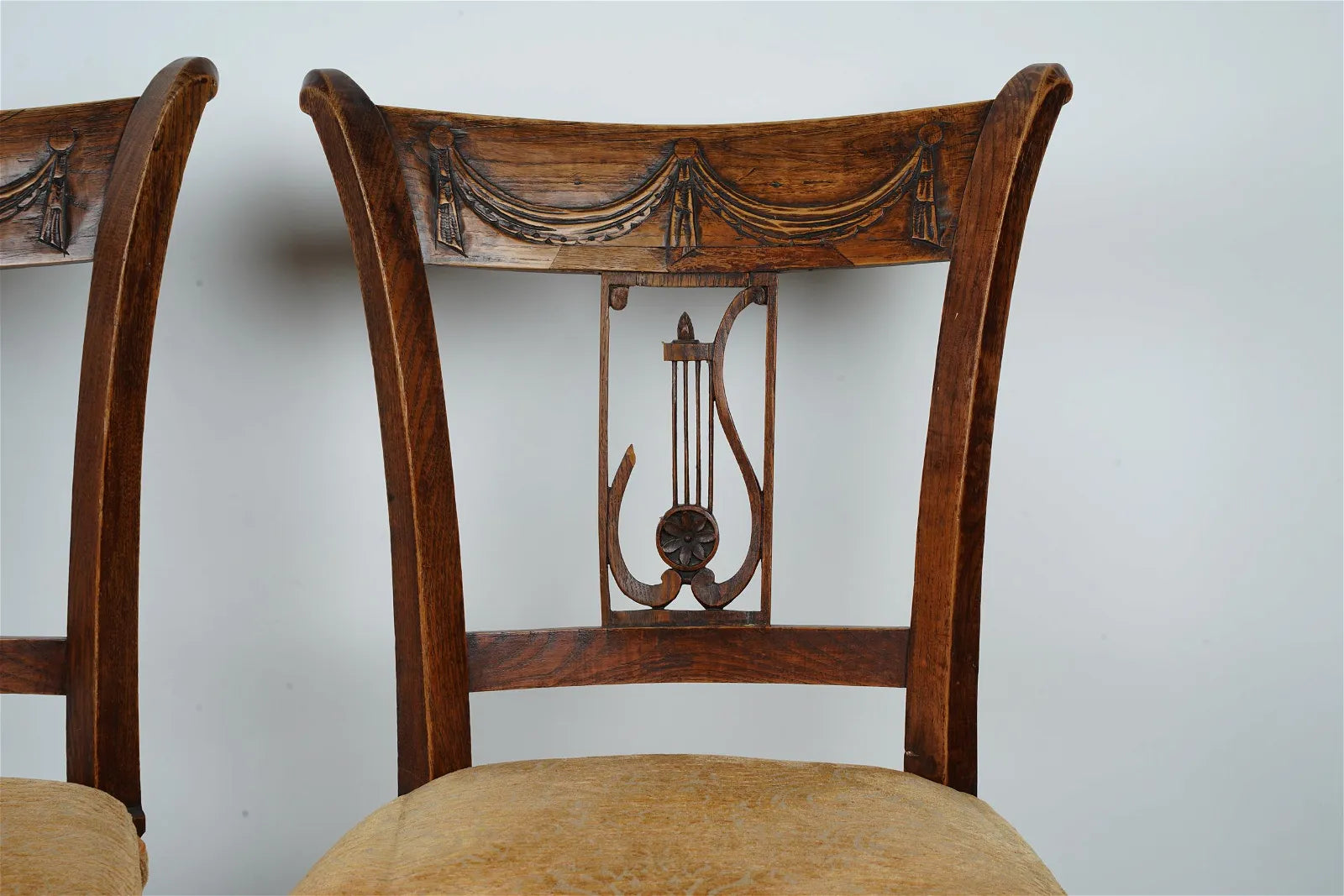 AF2-028: ANTIQUE SET OF 4 EARLY 19TH CENTURY AMERICAN FEDERAL CARVED OAK DINING CHAIRS