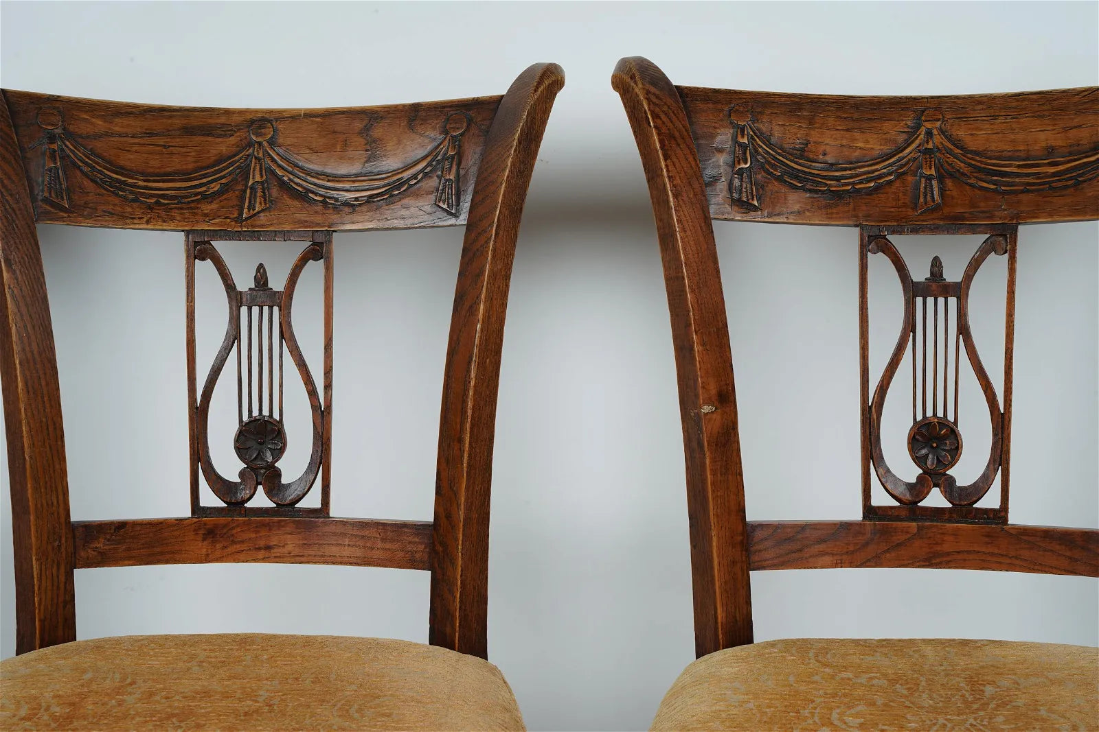 AF2-028: ANTIQUE SET OF 4 EARLY 19TH CENTURY AMERICAN FEDERAL CARVED OAK DINING CHAIRS