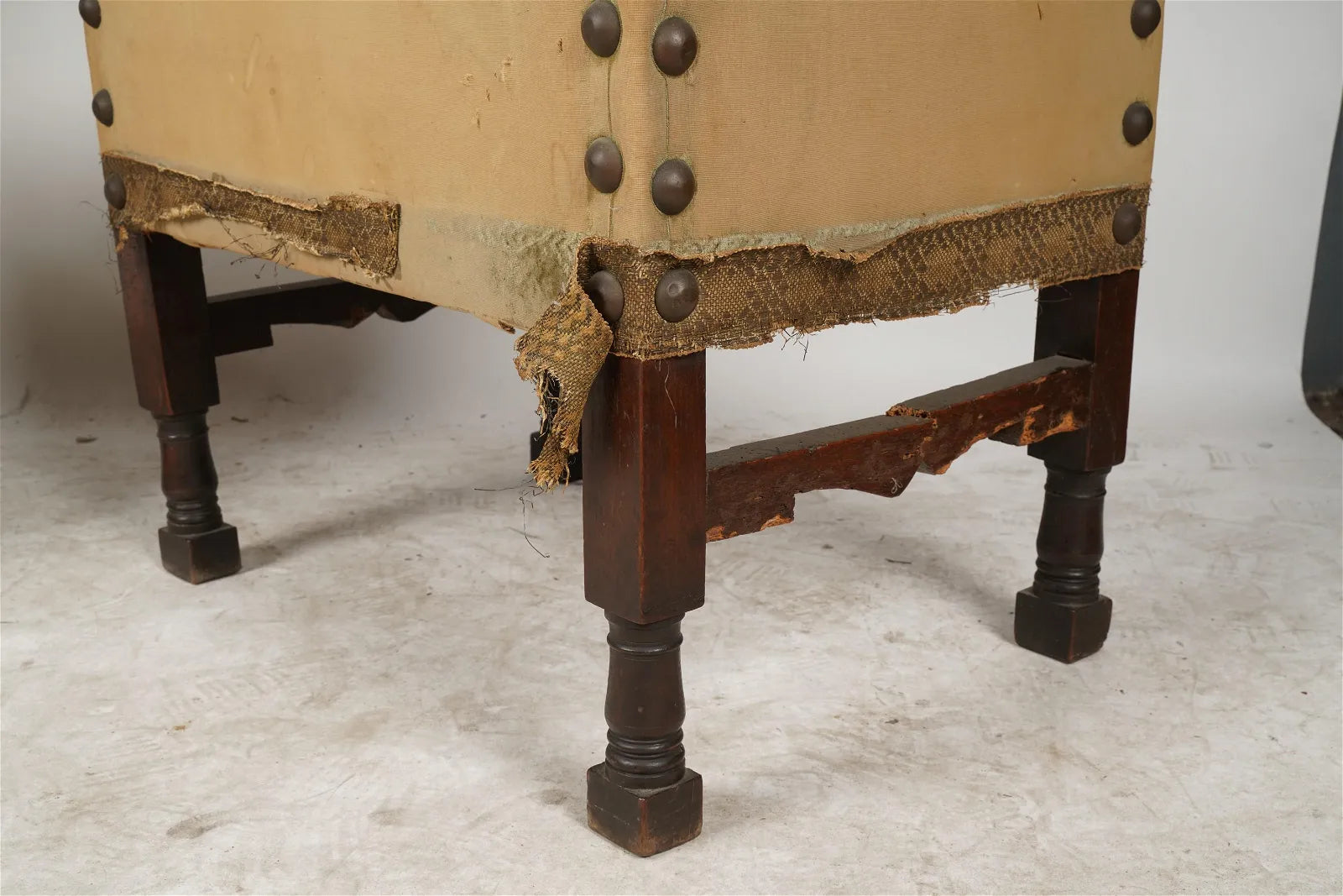 AF2-032: ANTIQUE PAIR OF MID 18TH C WALNUT SPANISH BAROQUE  HALL / THRONE ARMCHAIRS