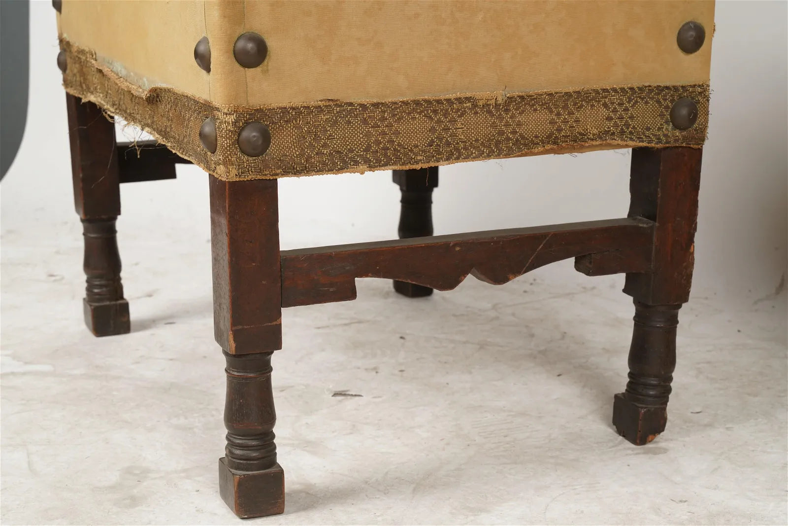 AF2-032: ANTIQUE PAIR OF MID 18TH C WALNUT SPANISH BAROQUE  HALL / THRONE ARMCHAIRS