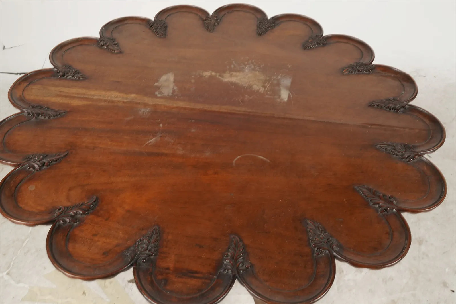 AF1-040:  Antique Late 18th Century Expertly Carved American Mahogany Tilt-Top Tripod Piecrust Table