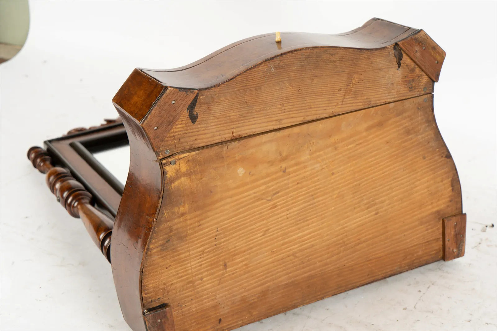 AF7-020: ANTIQUE EARLY 19TH CENTURY AMERICAN FEDERAL BURL WALNUT SHAVING MIRROR & STAND