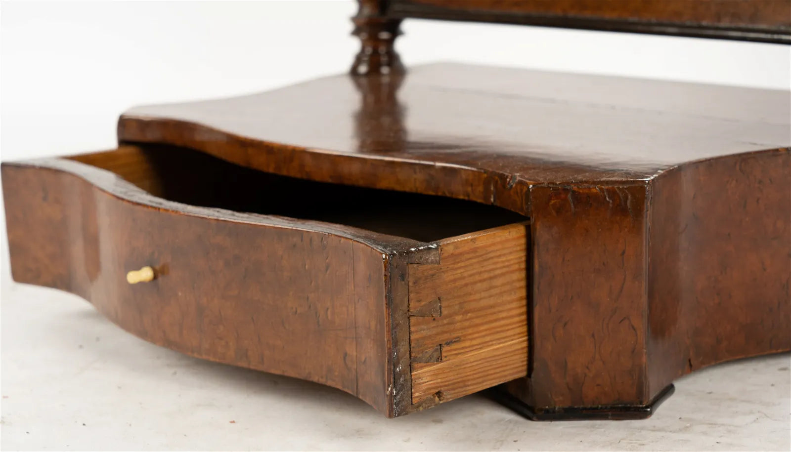 AF7-020: ANTIQUE EARLY 19TH CENTURY AMERICAN FEDERAL BURL WALNUT SHAVING MIRROR & STAND