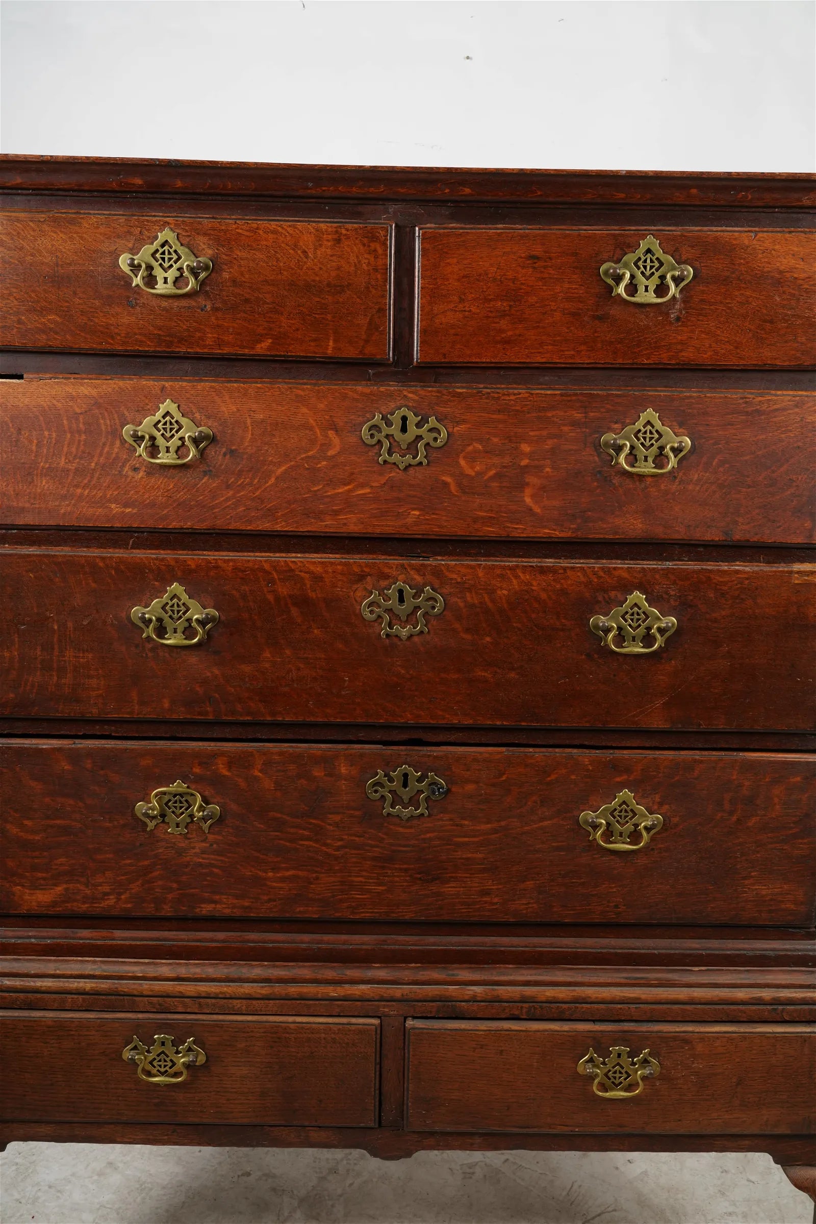 AF4-051: Antique English Queen Anne Quarter Sawn Oak Chest on Stand With Cabriole Legs Late 18th Century