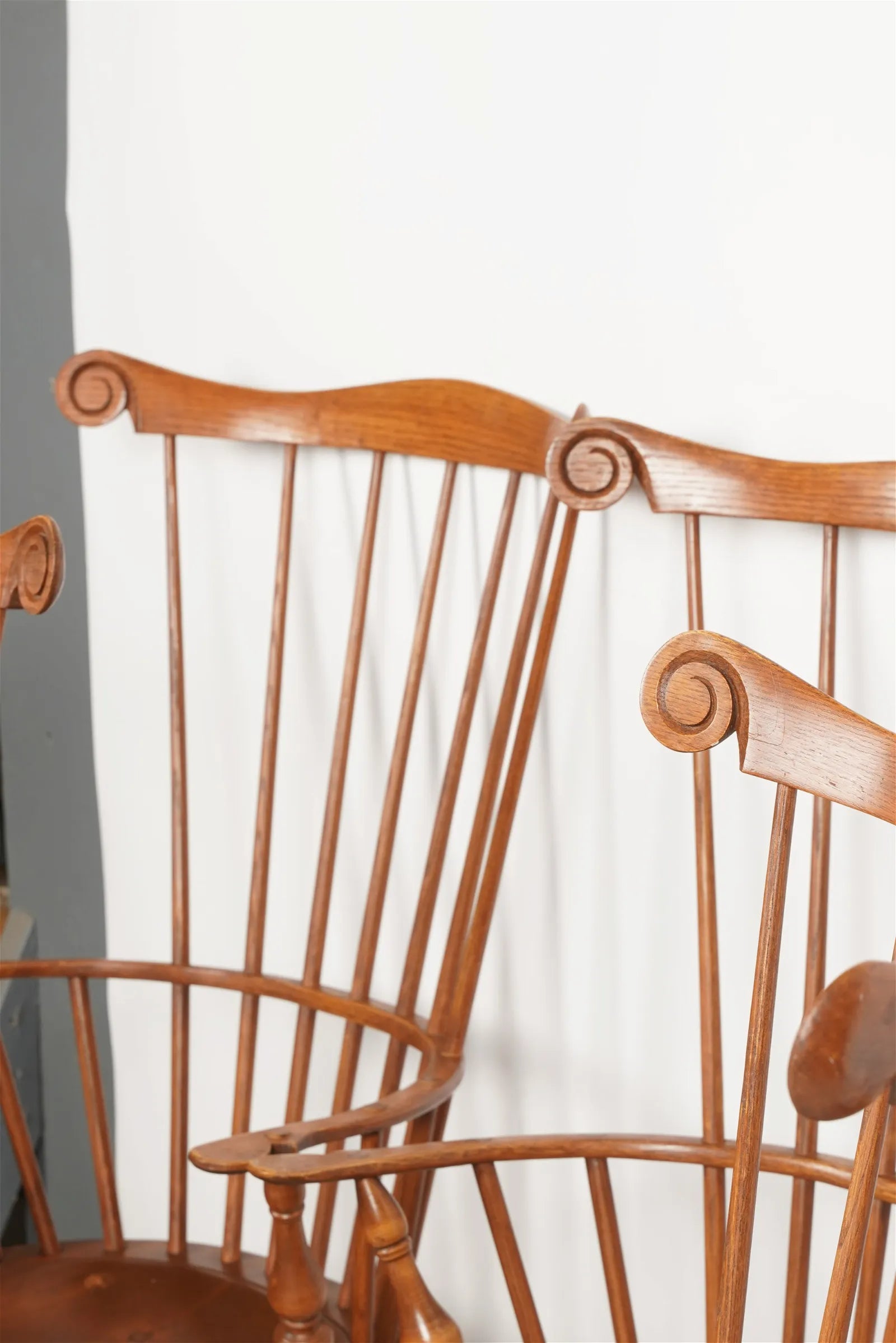 AF2-413: Vintage Set of 5 Late 20th Century Warren Chair Works Comb Back Windsor Armchairs