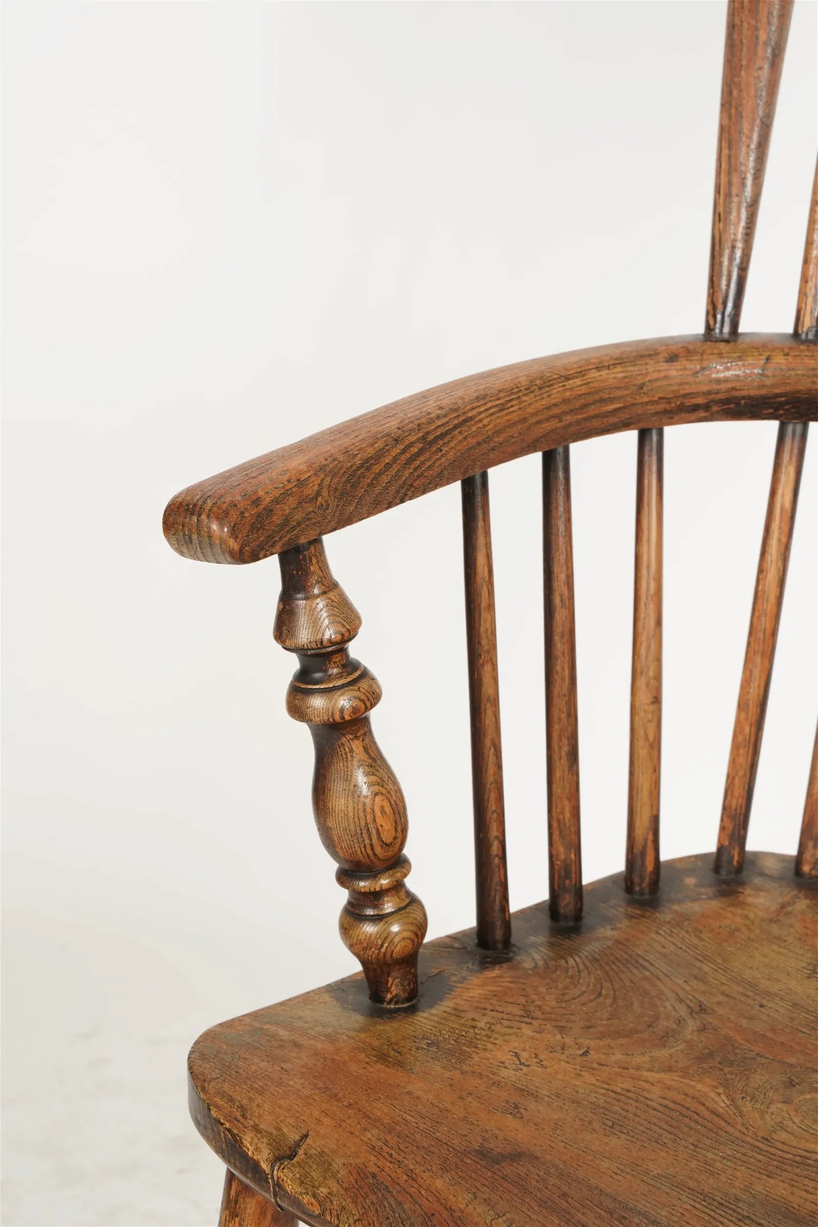 AF2-335: Antique Early - Mid 19th Century Pine American Sack Back Windsor Armchair