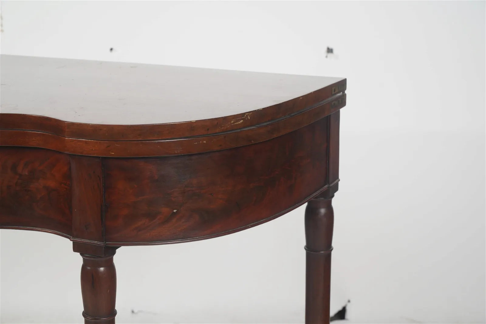 AF1-142: Antique American Sheraton Mahogany Serpentine Flip Top Card Table, Boston Circa 1800