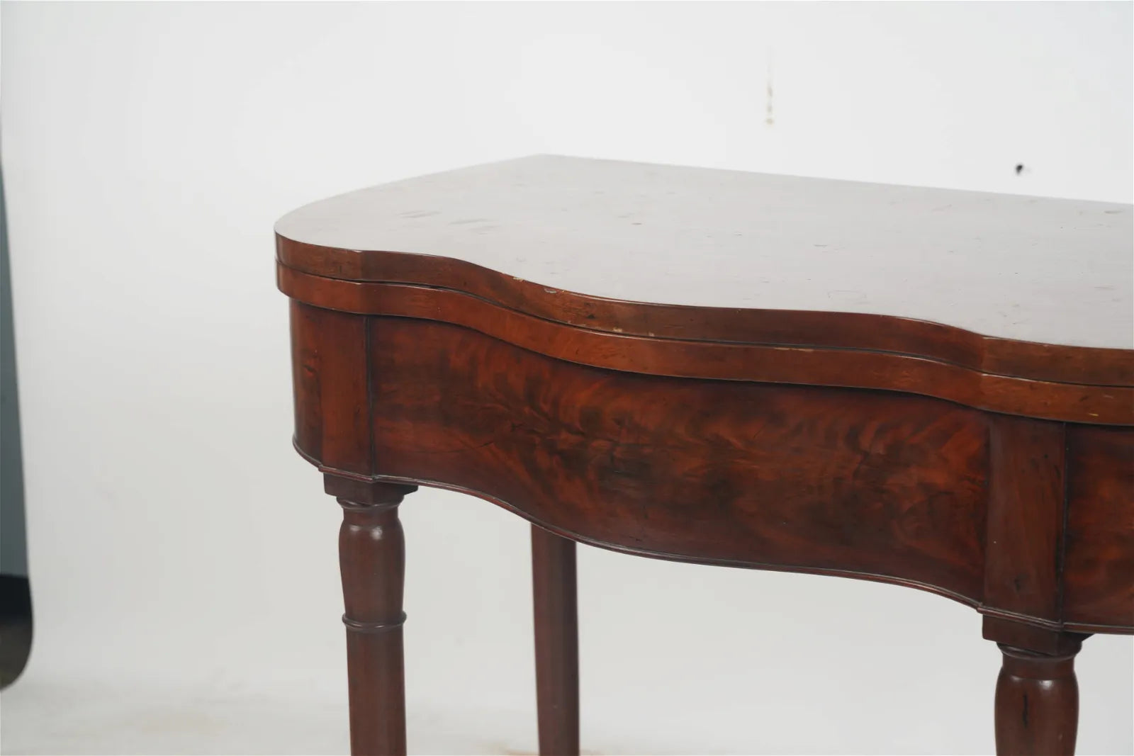 AF1-142: Antique American Sheraton Mahogany Serpentine Flip Top Card Table, Boston Circa 1800