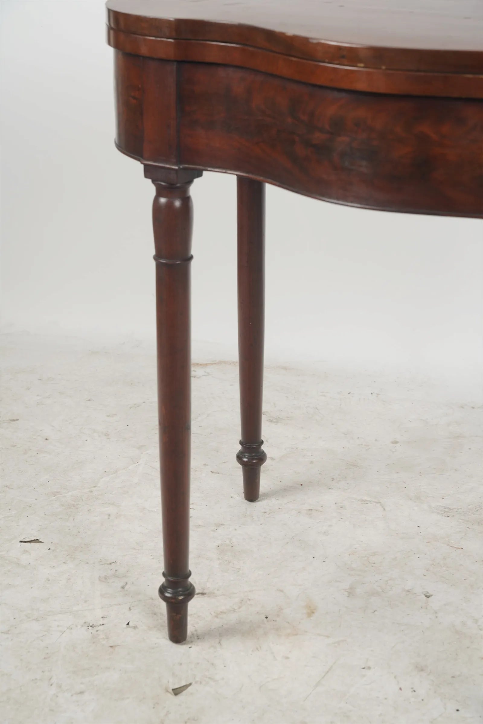 AF1-142: Antique American Sheraton Mahogany Serpentine Flip Top Card Table, Boston Circa 1800