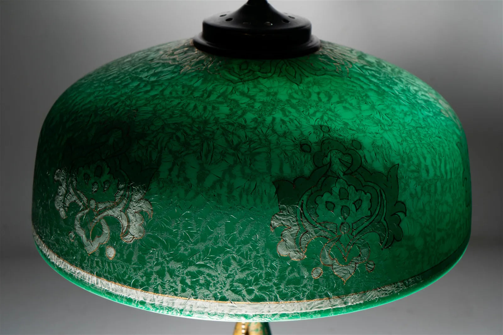 AL2-025: Circa 1920 Pittsburgh Table Lamp With Cased Green Chipped Ice Shade