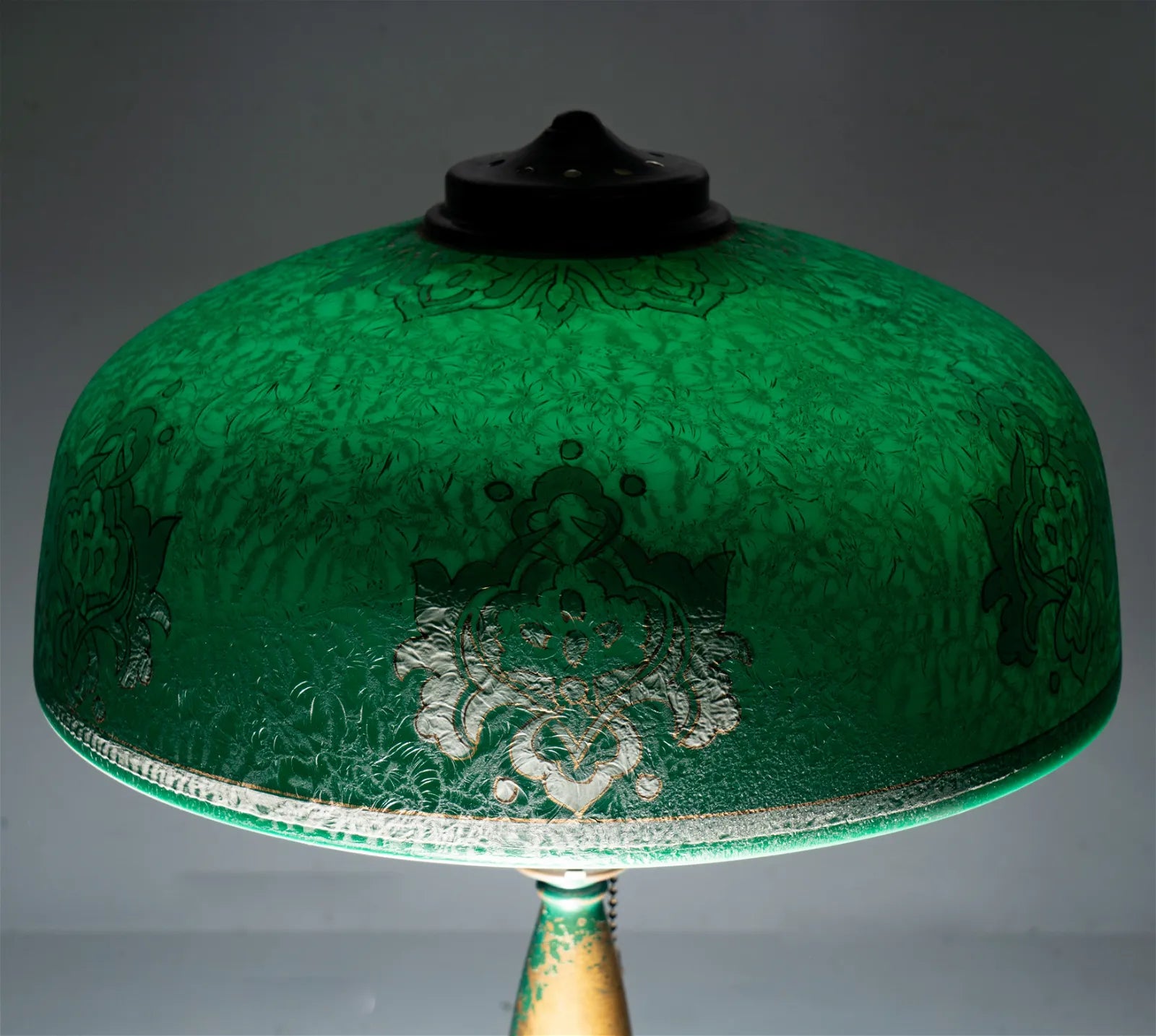 AL2-025: Circa 1920 Pittsburgh Table Lamp With Cased Green Chipped Ice Shade