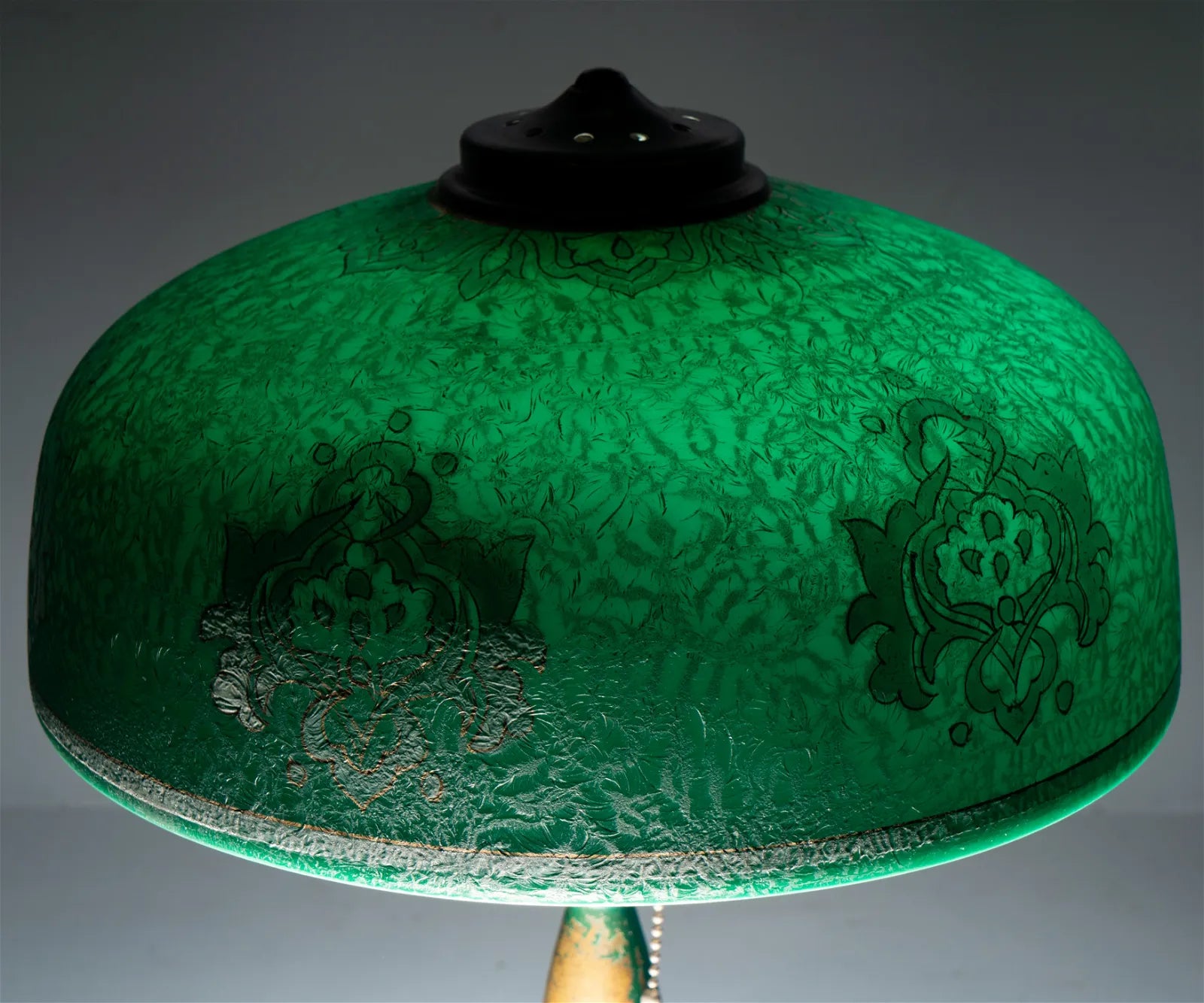 AL2-025: Circa 1920 Pittsburgh Table Lamp With Cased Green Chipped Ice Shade