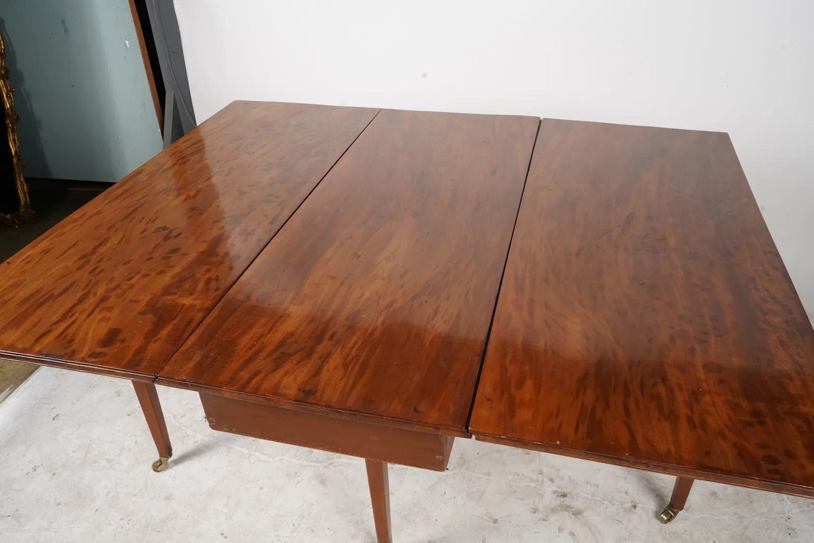 AF1-055: Rare Antique American Federal Plum Pudding Mahogany Banquet Table Circa 1800