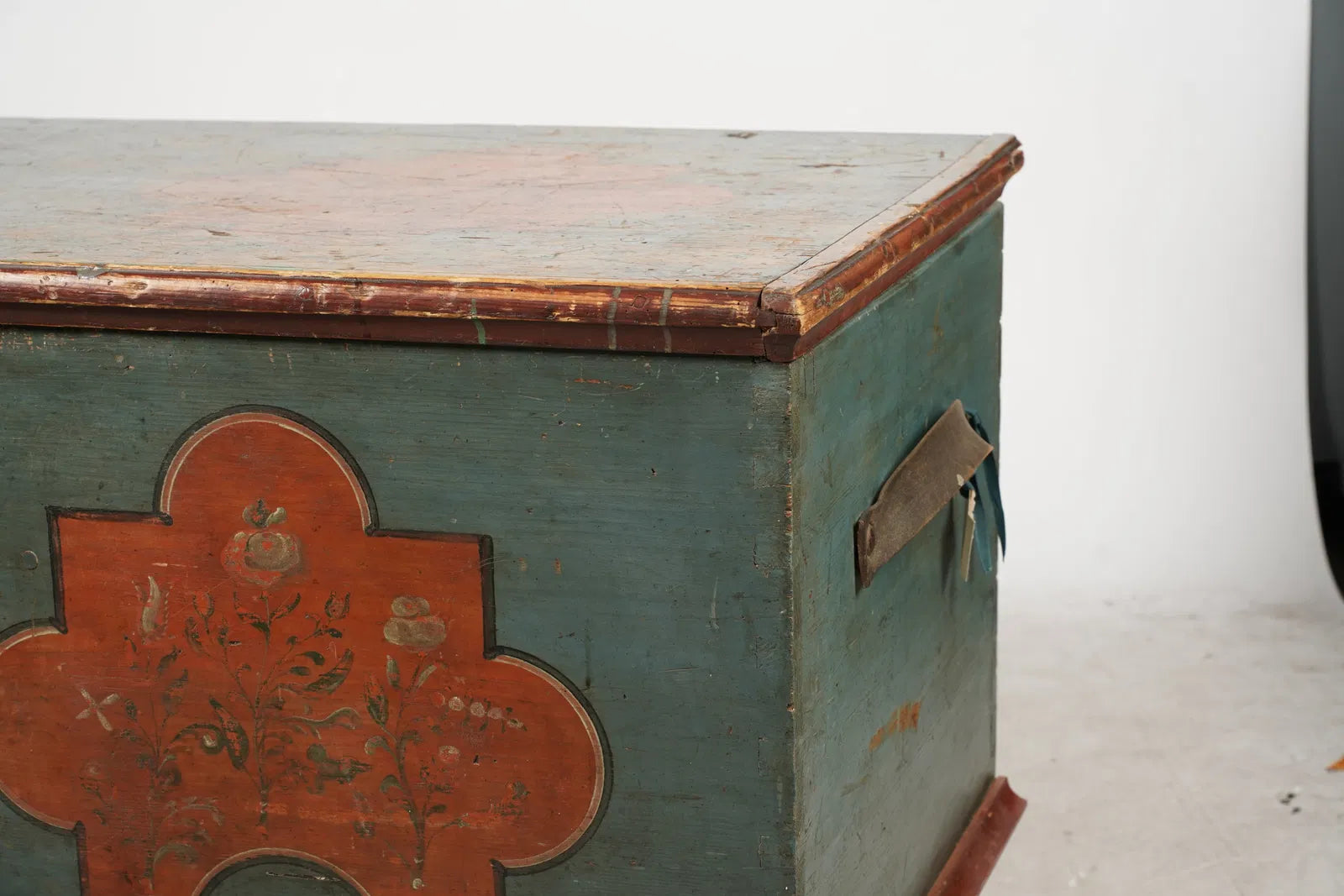 AF4-204: Antique American Blue and Red Painted Pine Trunk Late 18th Century