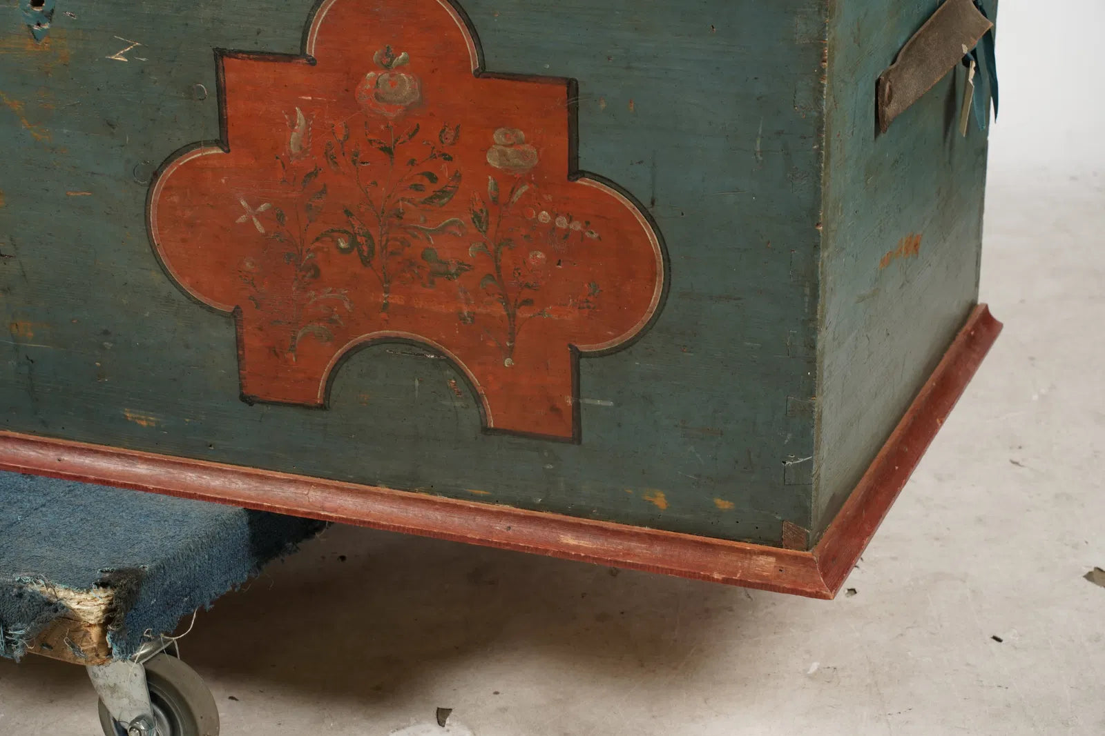 AF4-204: Antique American Blue and Red Painted Pine Trunk Late 18th Century
