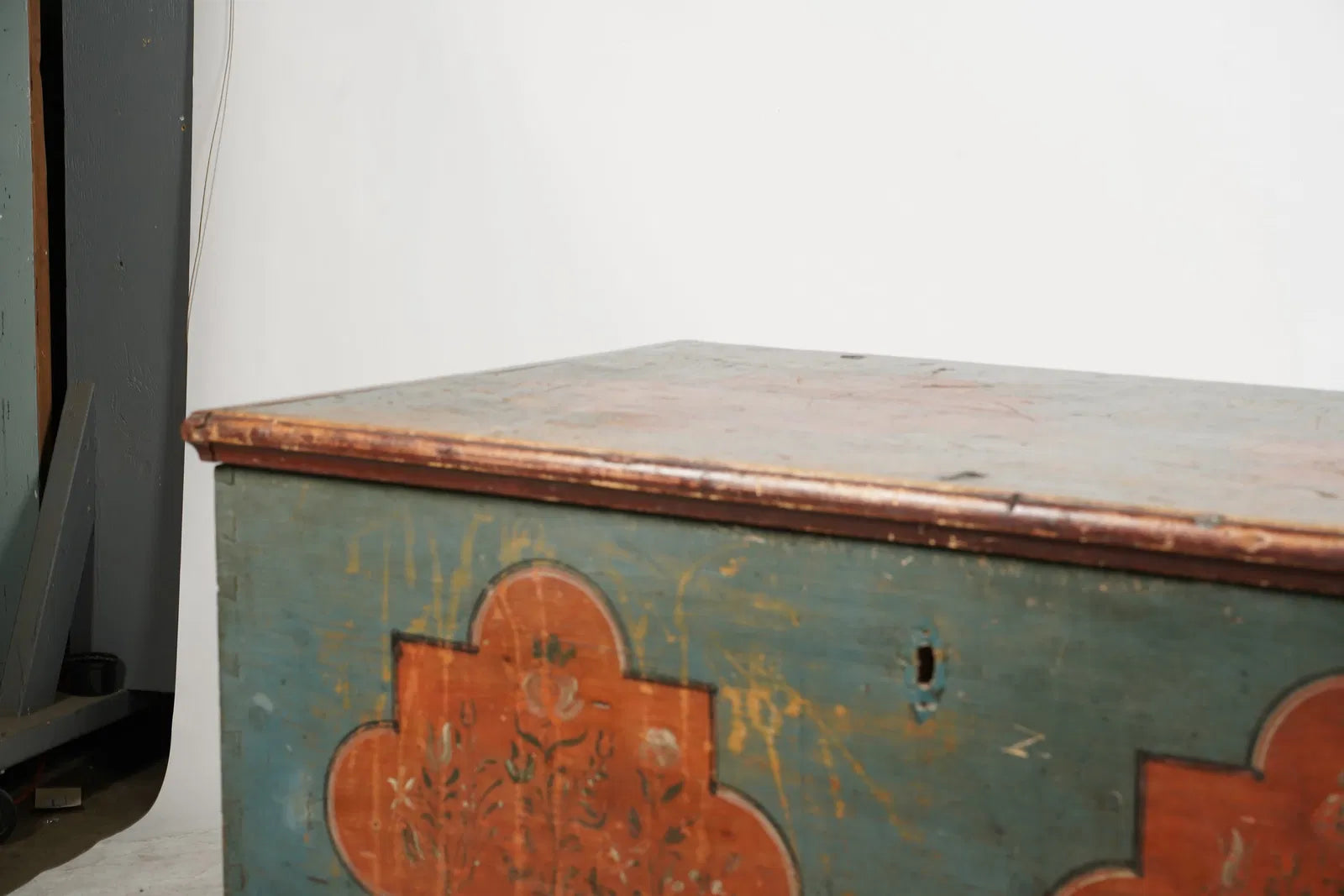 AF4-204: Antique American Blue and Red Painted Pine Trunk Late 18th Century