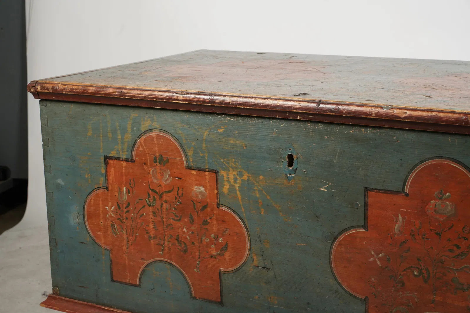 AF4-204: Antique American Blue and Red Painted Pine Trunk Late 18th Century