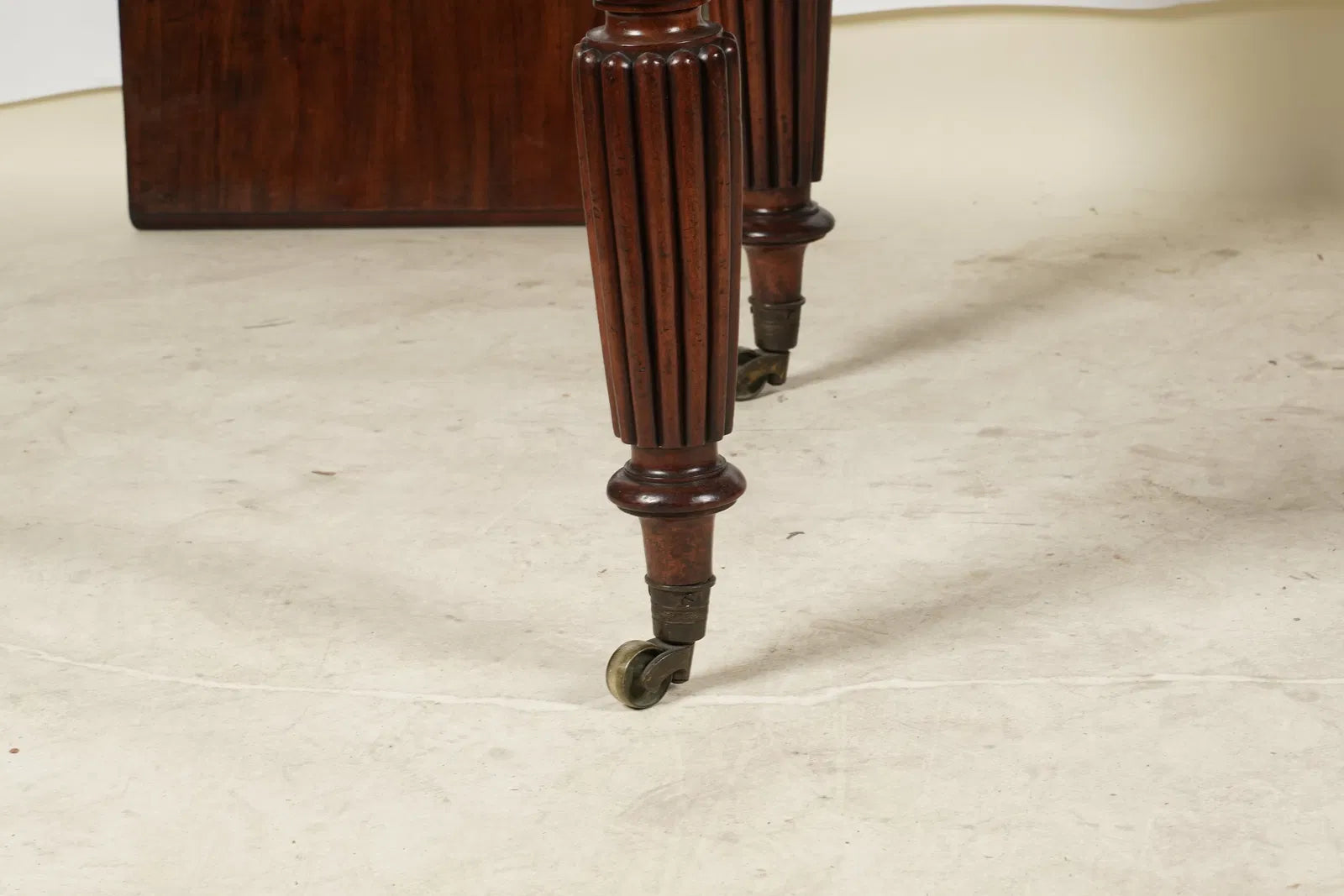 AF1-077: Antique English Victorian Mahogany Extension Dining Table Late 19th Century