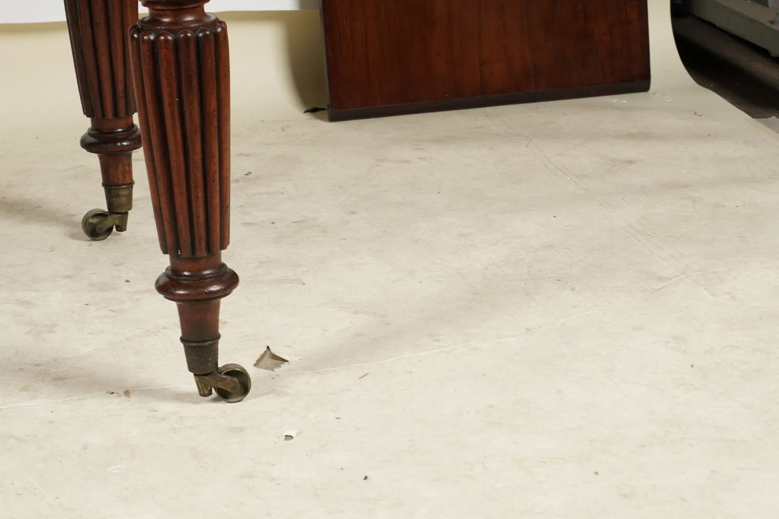 AF1-077: Antique English Victorian Mahogany Extension Dining Table Late 19th Century