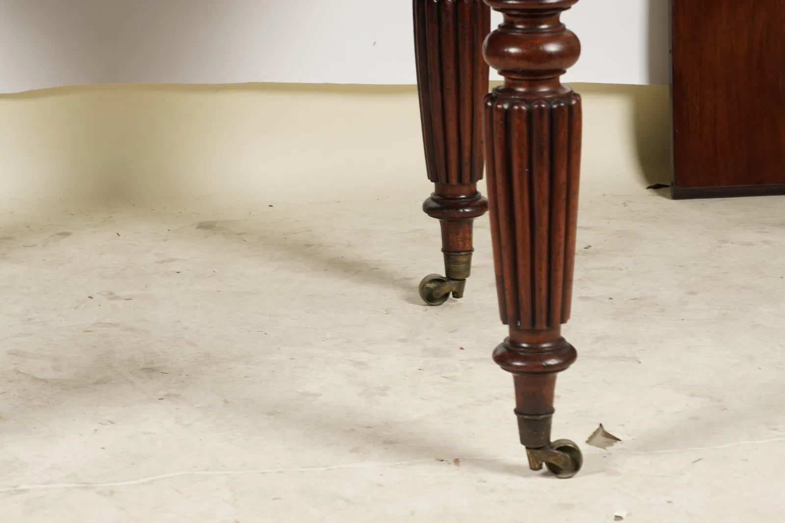 AF1-077: Antique English Victorian Mahogany Extension Dining Table Late 19th Century