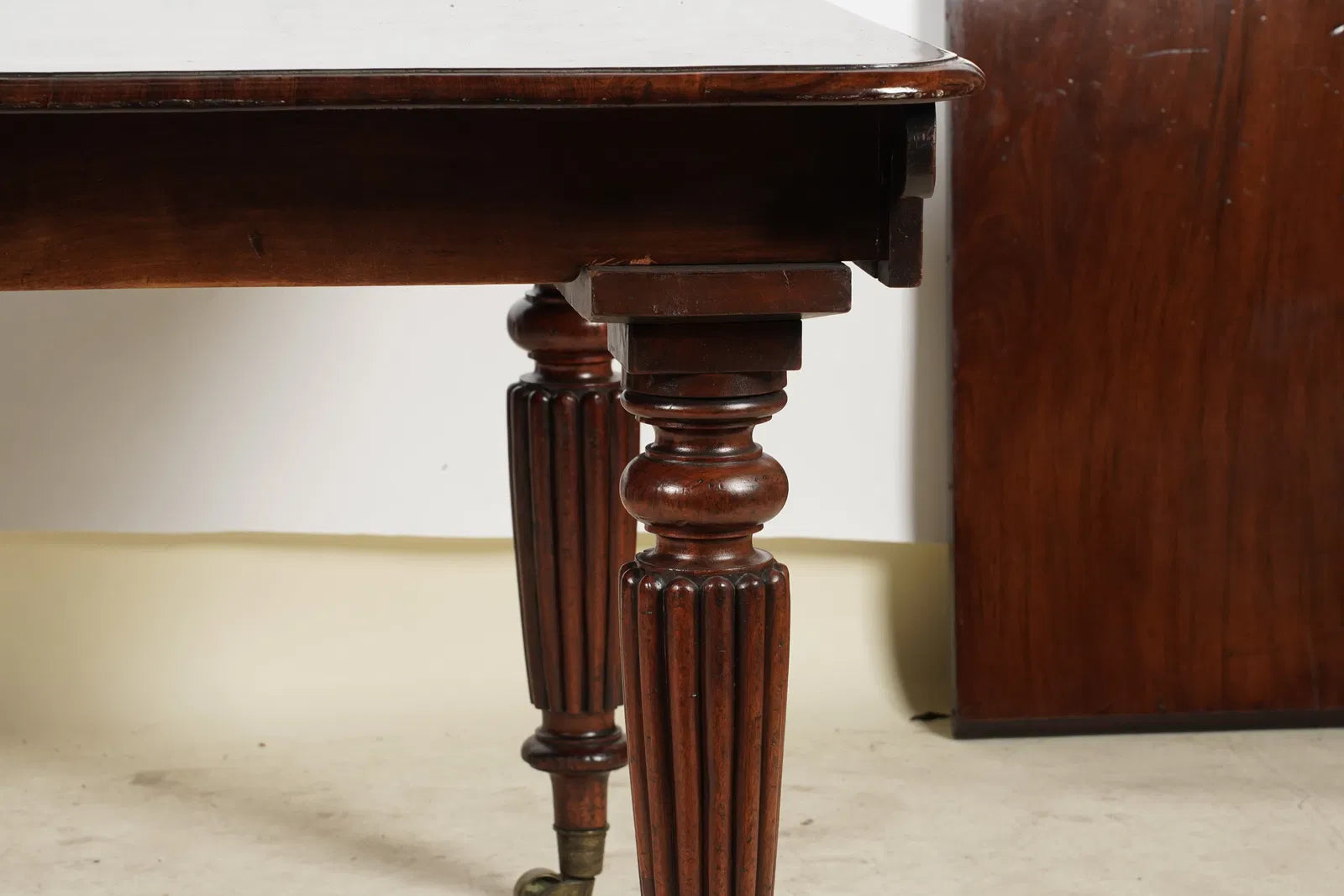 AF1-077: Antique English Victorian Mahogany Extension Dining Table Late 19th Century