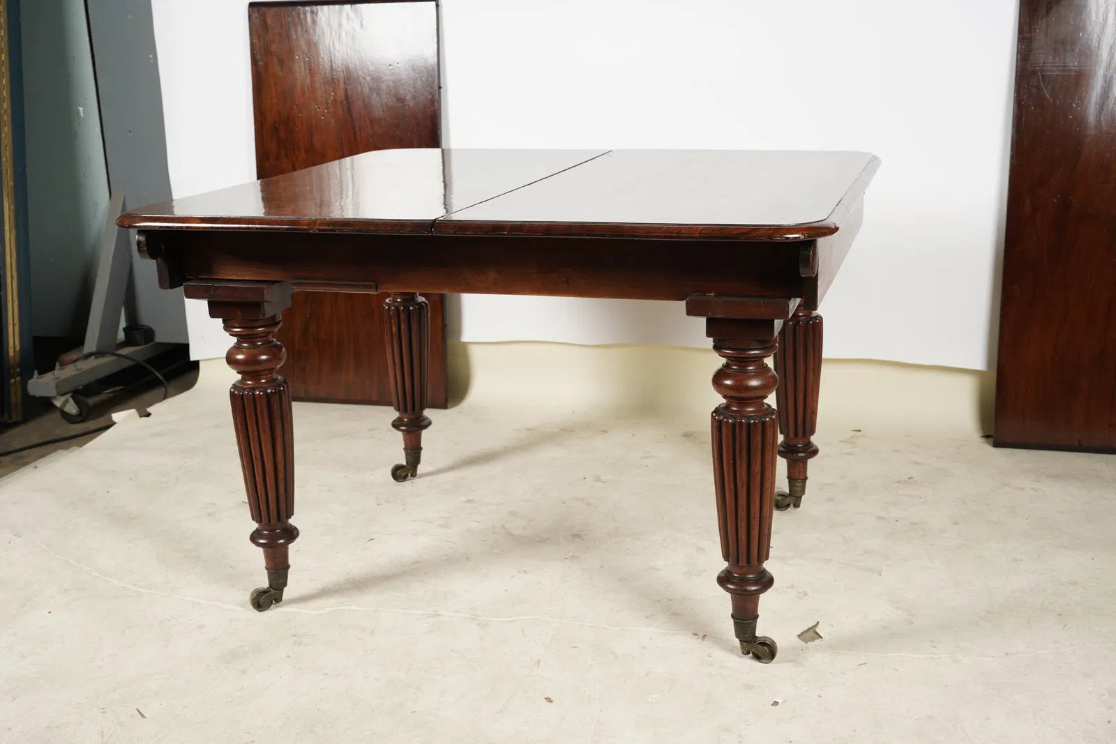 AF1-077: Antique English Victorian Mahogany Extension Dining Table Late 19th Century