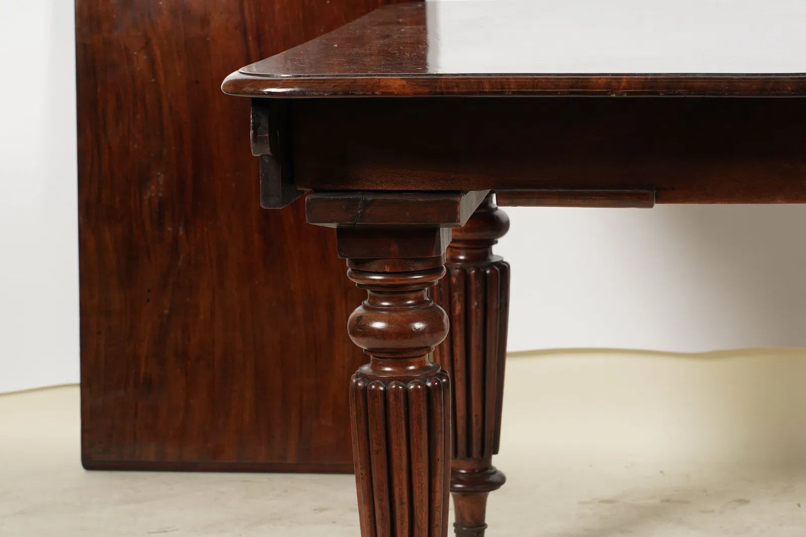 AF1-077: Antique English Victorian Mahogany Extension Dining Table Late 19th Century