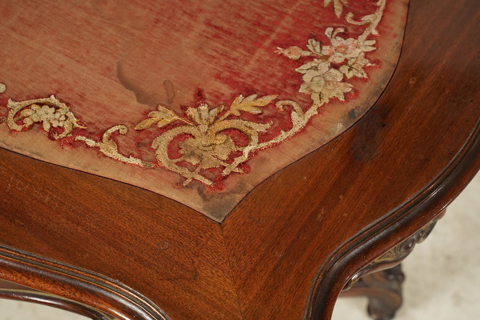 AF1-170: Antique Victorian Louis XV Style Mahogany Center Table Late 19th Century