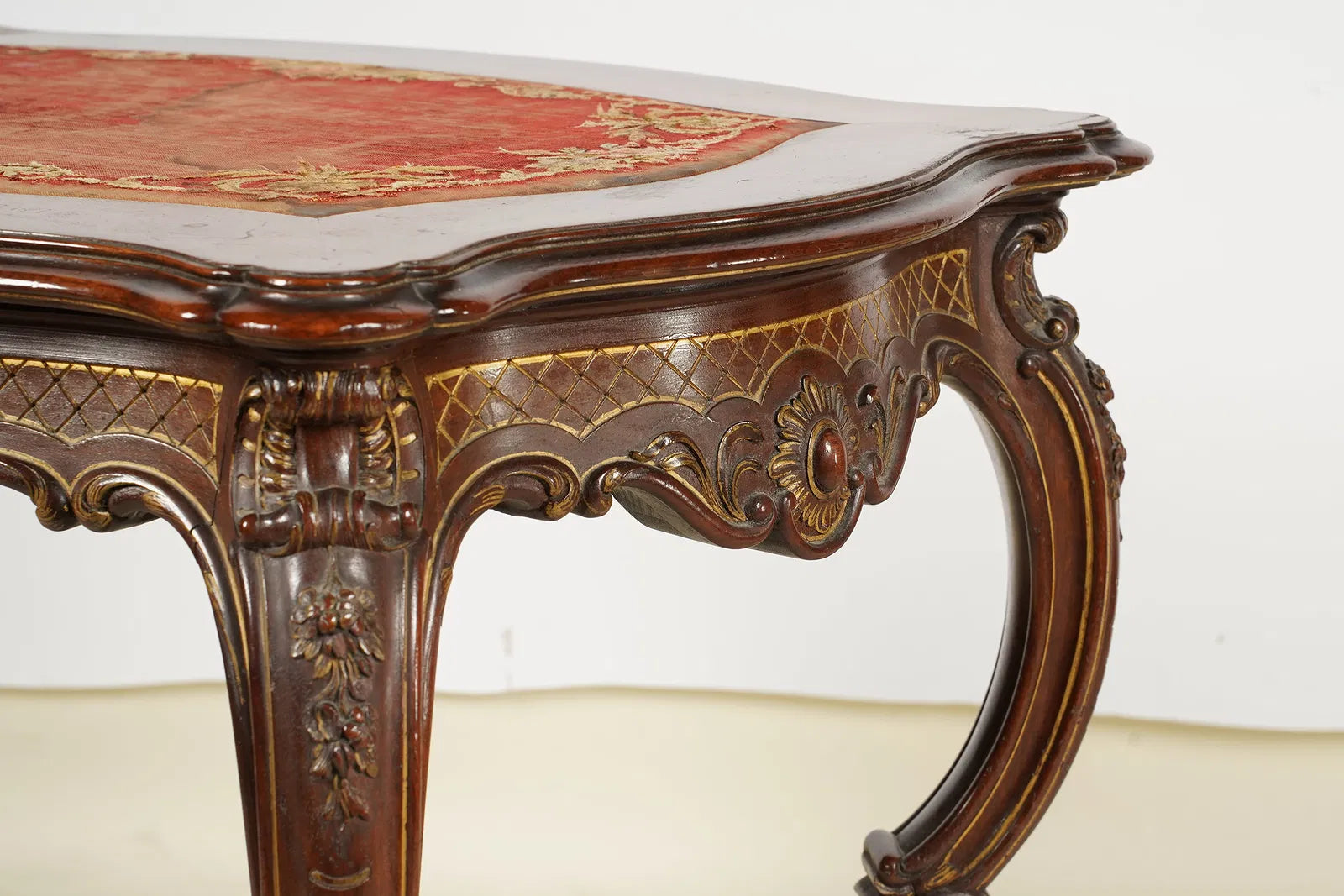 AF1-170: Antique Victorian Louis XV Style Mahogany Center Table Late 19th Century