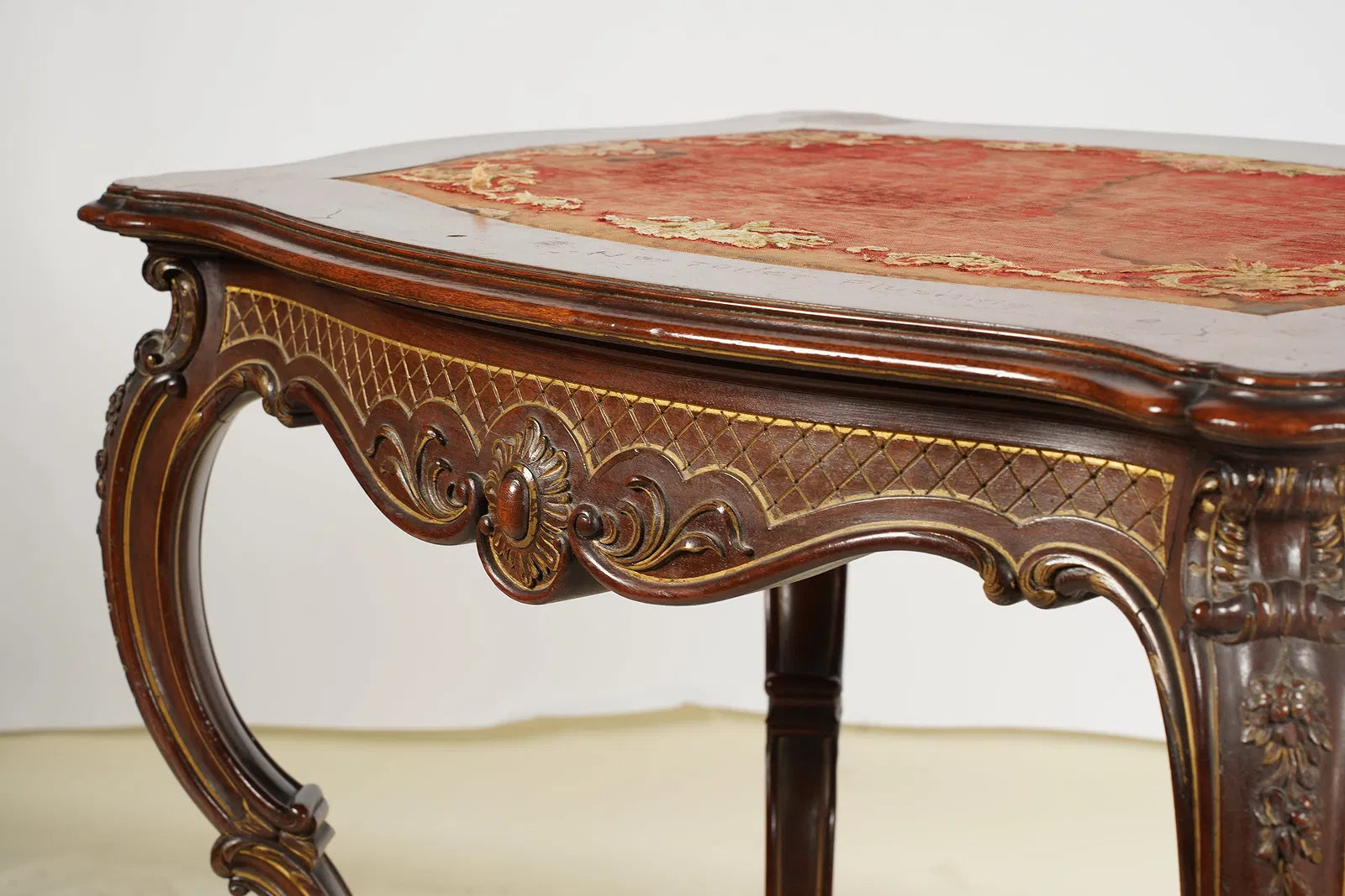 AF1-170: Antique Victorian Louis XV Style Mahogany Center Table Late 19th Century