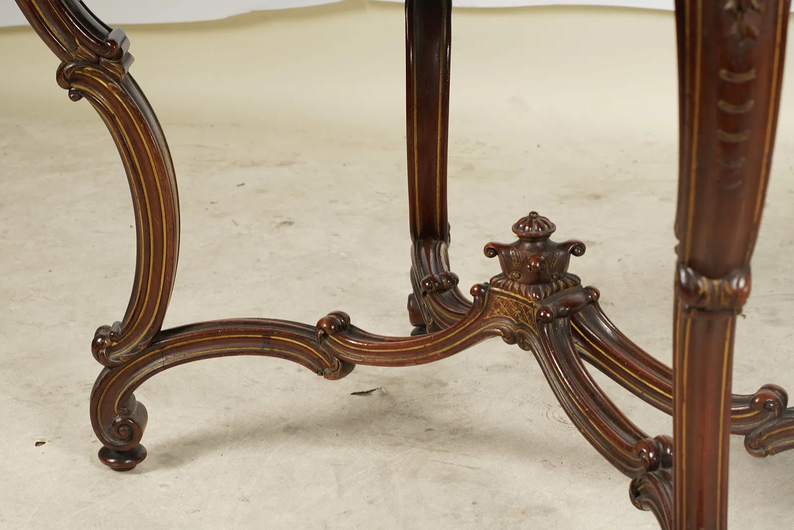 AF1-170: Antique Victorian Louis XV Style Mahogany Center Table Late 19th Century