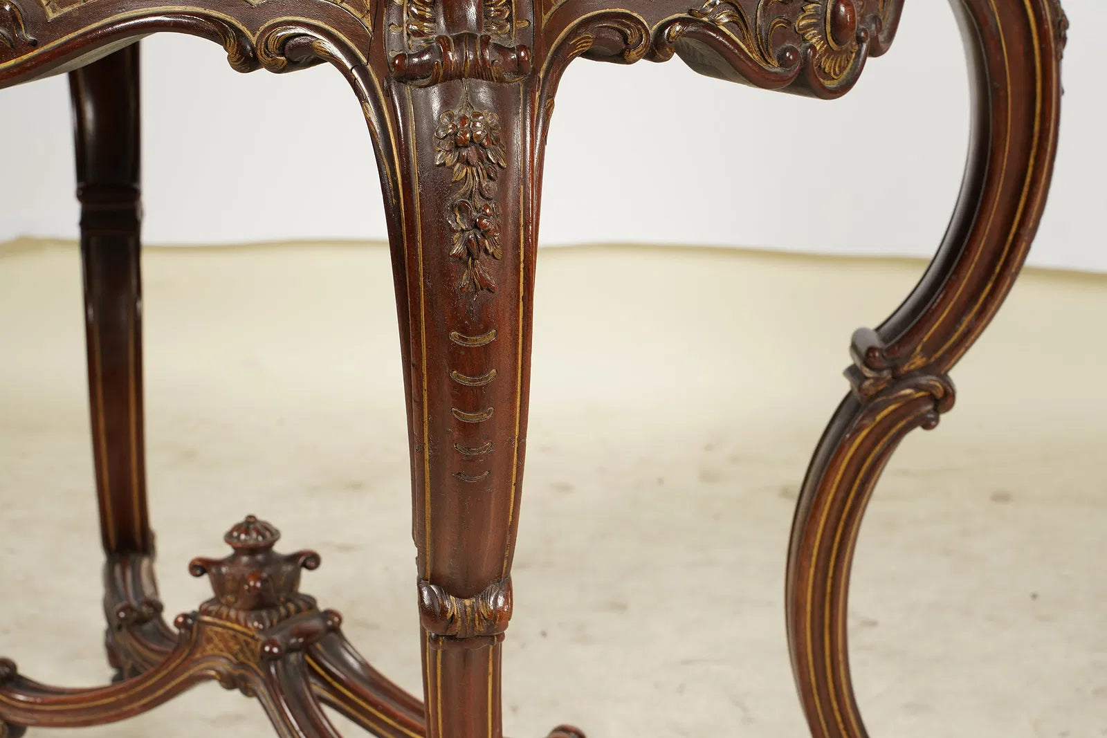 AF1-170: Antique Victorian Louis XV Style Mahogany Center Table Late 19th Century