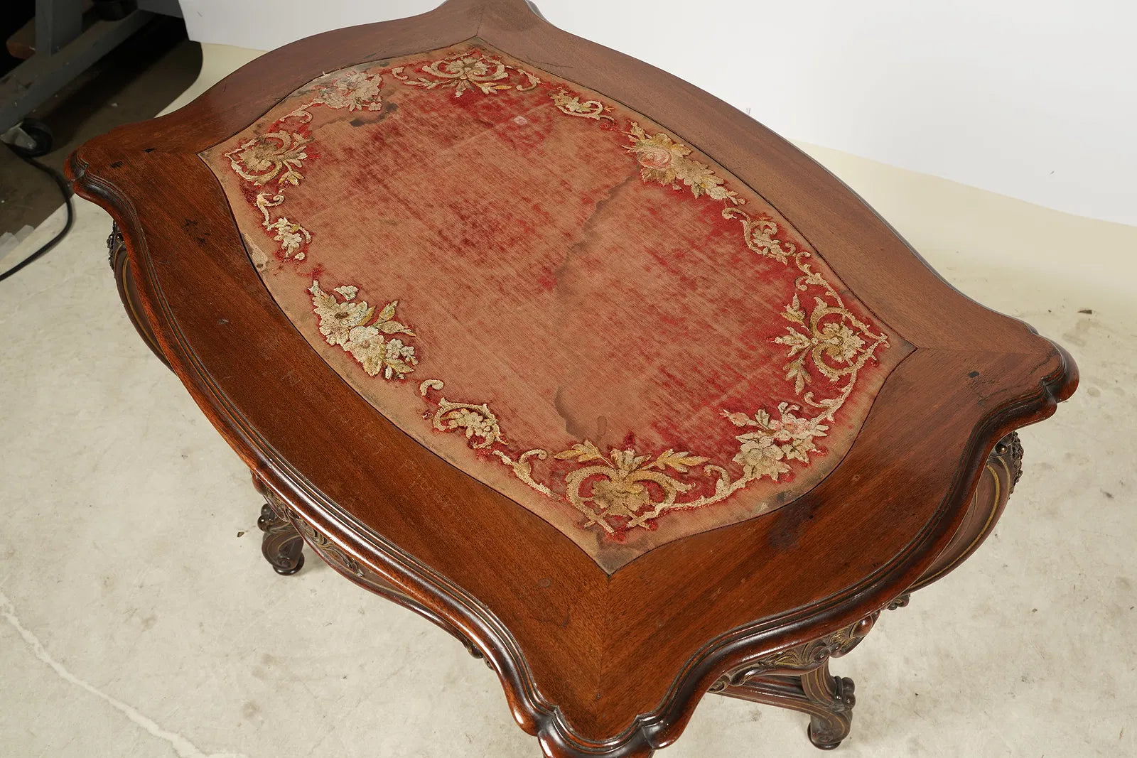 AF1-170: Antique Victorian Louis XV Style Mahogany Center Table Late 19th Century