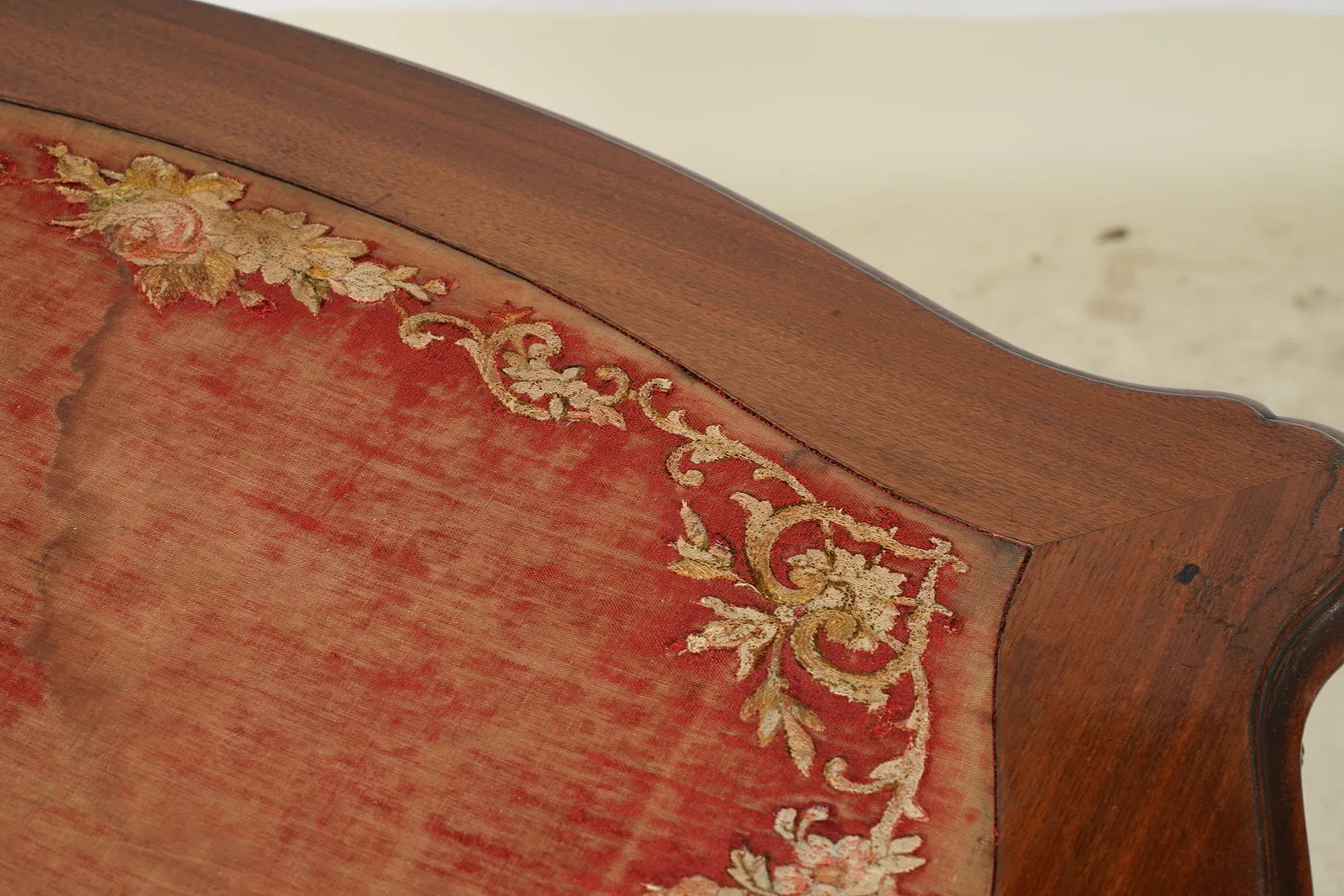 AF1-170: Antique Victorian Louis XV Style Mahogany Center Table Late 19th Century