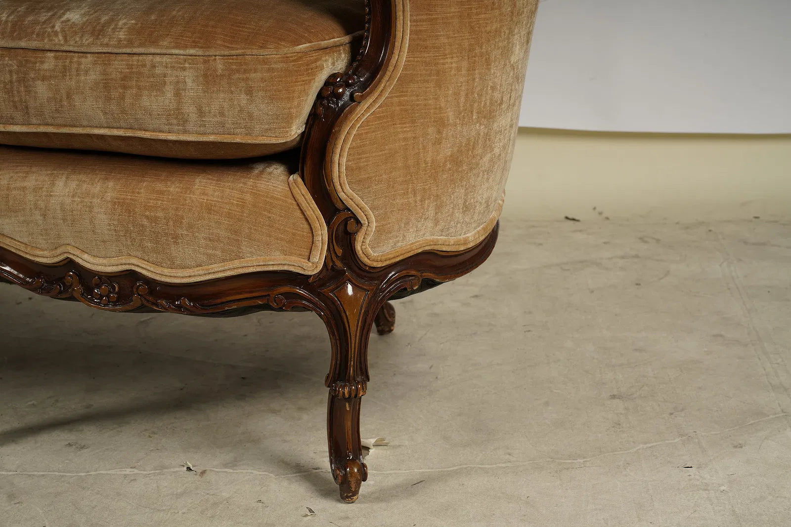 AF2-058: Antique Pair Victorian Walnut Settees With Velvet Upholstery