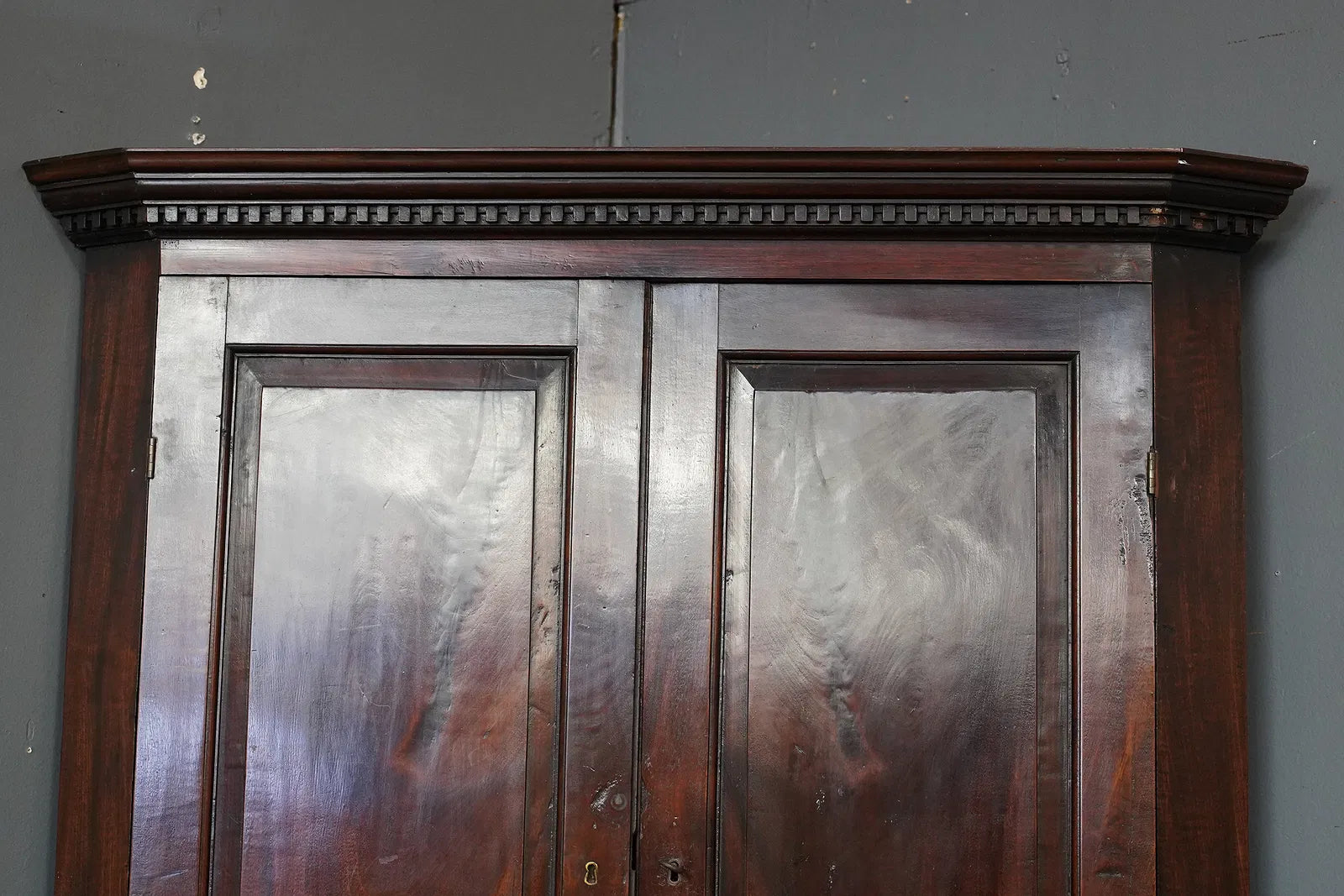 AF3-031: Antique American Mahogany Georgian Style Corner Cabinet Late 18th Century