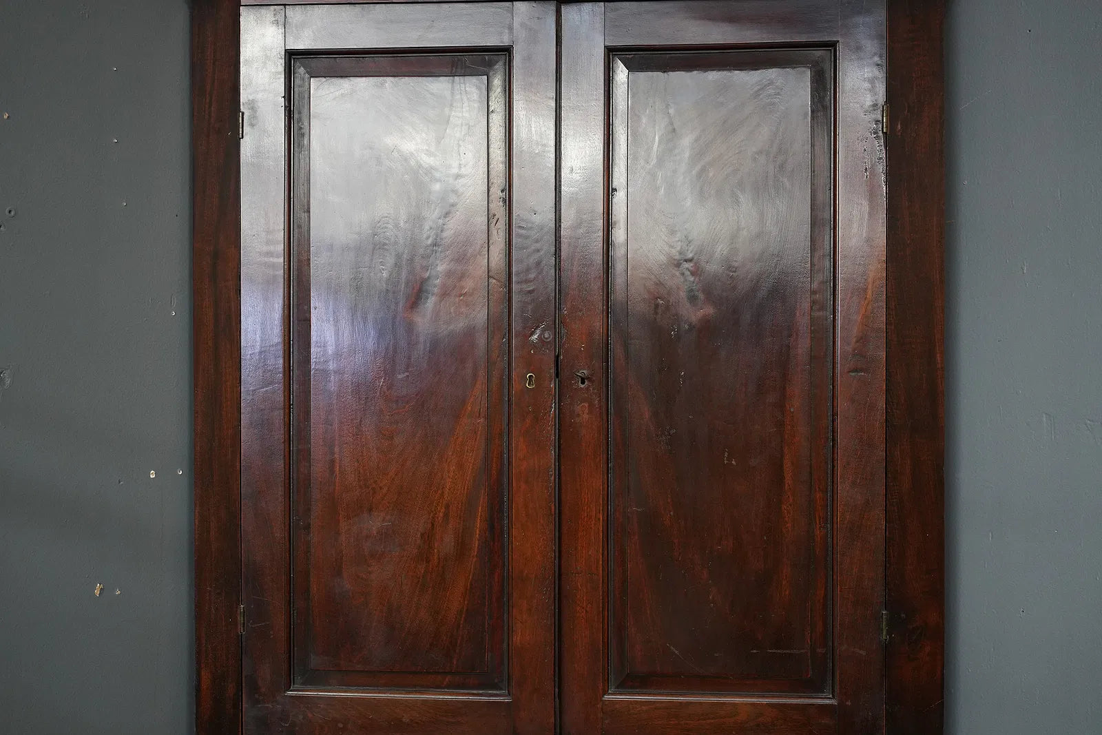 AF3-031: Antique American Mahogany Georgian Style Corner Cabinet Late 18th Century