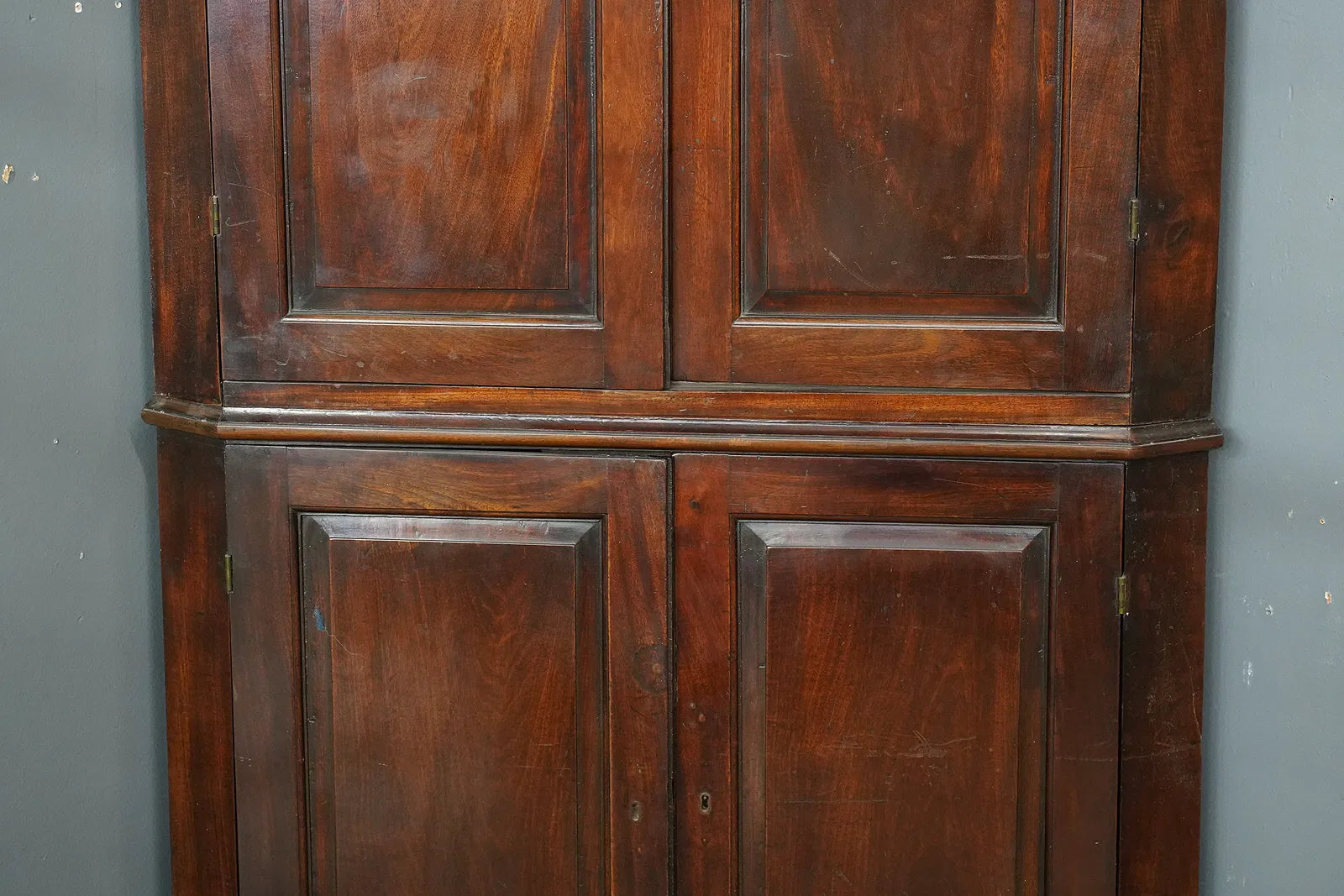 AF3-031: Antique American Mahogany Georgian Style Corner Cabinet Late 18th Century