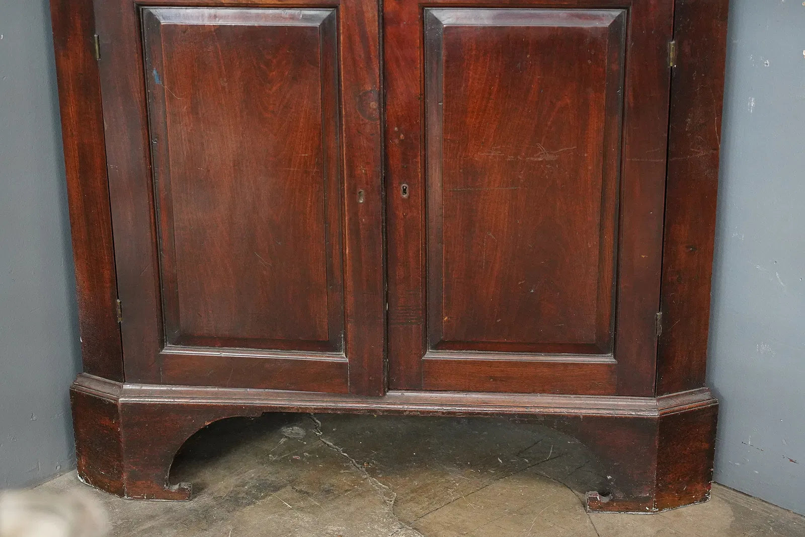 AF3-031: Antique American Mahogany Georgian Style Corner Cabinet Late 18th Century