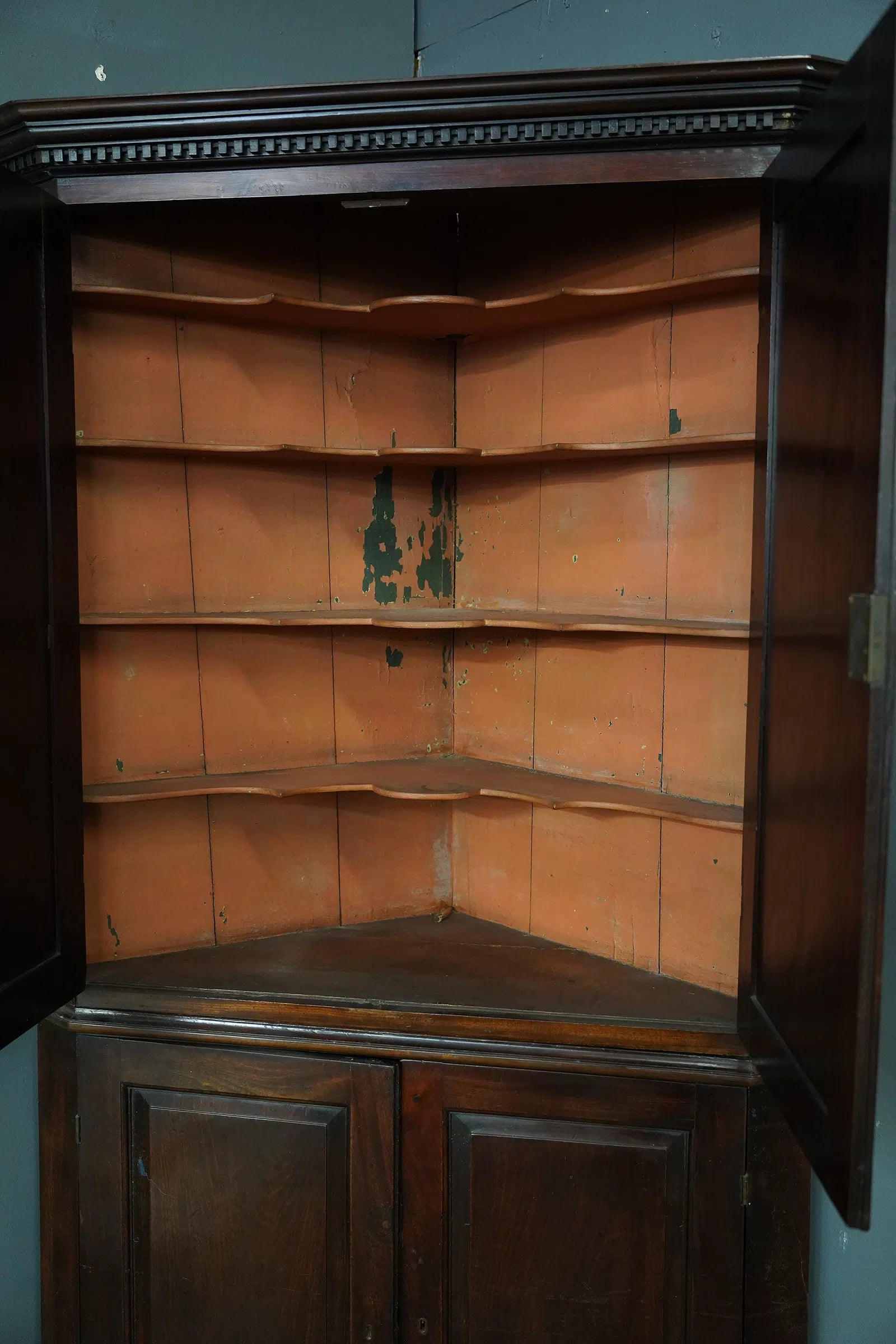 AF3-031: Antique American Mahogany Georgian Style Corner Cabinet Late 18th Century