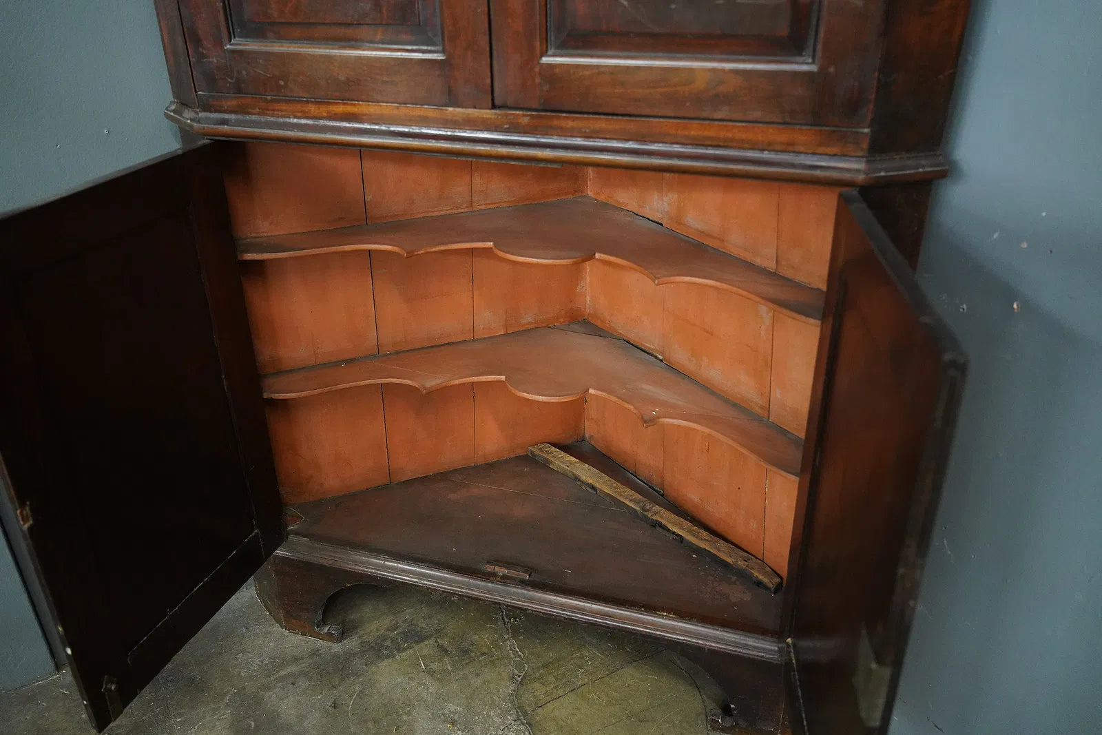 AF3-031: Antique American Mahogany Georgian Style Corner Cabinet Late 18th Century