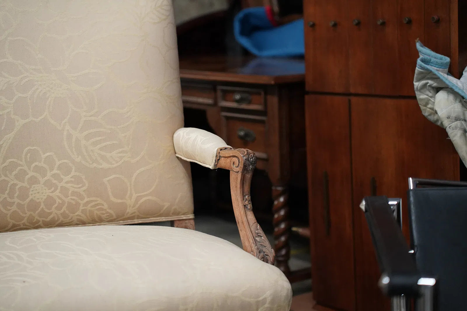 AF2-077: Antique Louis XV Carved Walnut Settee Late 18th Century