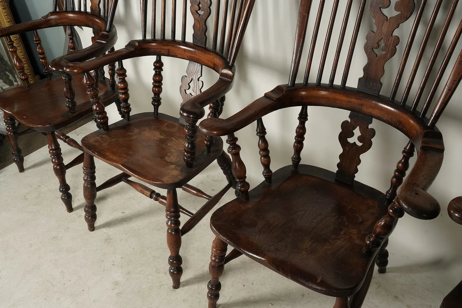 AF2-097: Antique Yew Wood & Elm American Sack Back Windsor Armchairs Set of Four Mid 19th Century