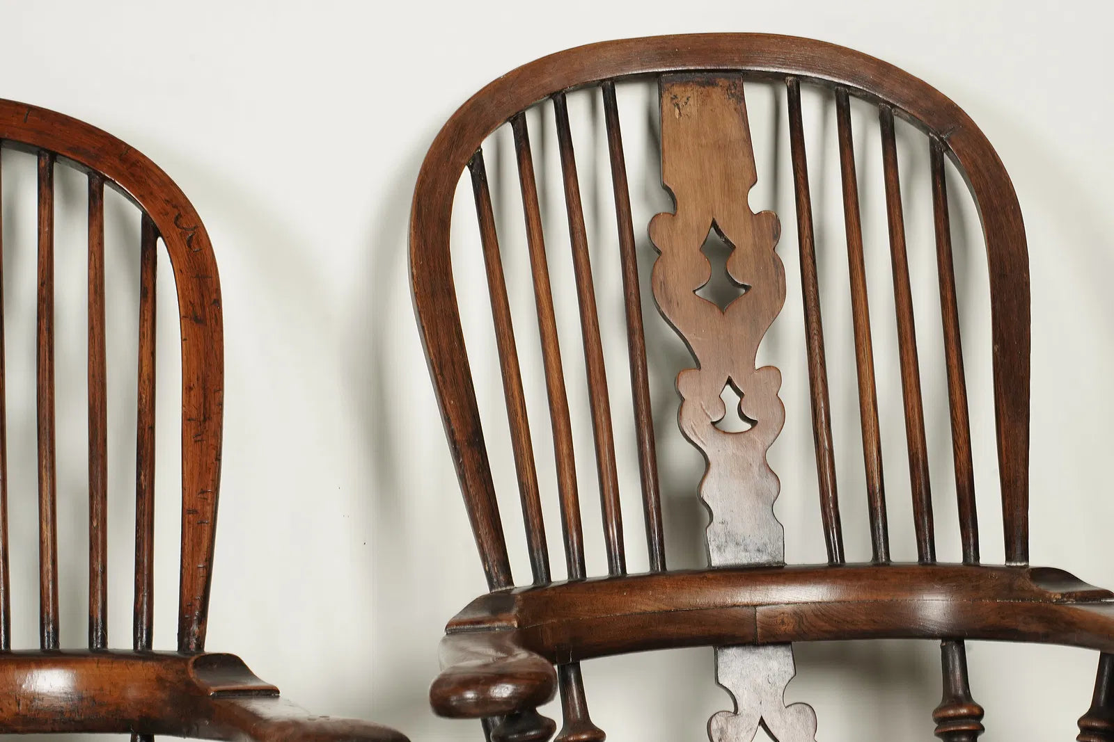 AF2-097: Antique Yew Wood & Elm American Sack Back Windsor Armchairs Set of Four Mid 19th Century