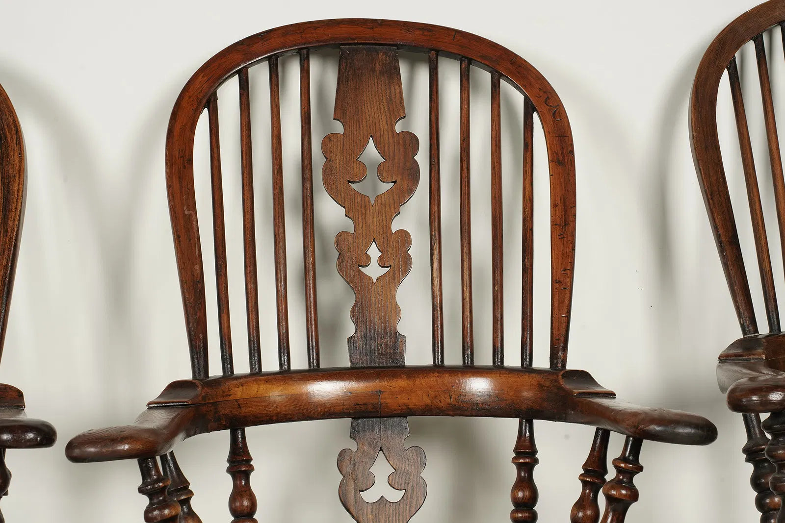 AF2-097: Antique Yew Wood & Elm American Sack Back Windsor Armchairs Set of Four Mid 19th Century