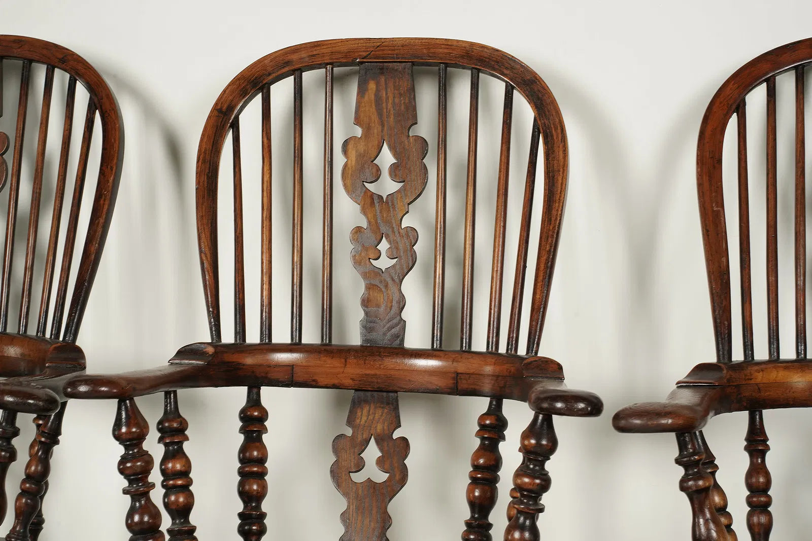 AF2-097: Antique Yew Wood & Elm American Sack Back Windsor Armchairs Set of Four Mid 19th Century