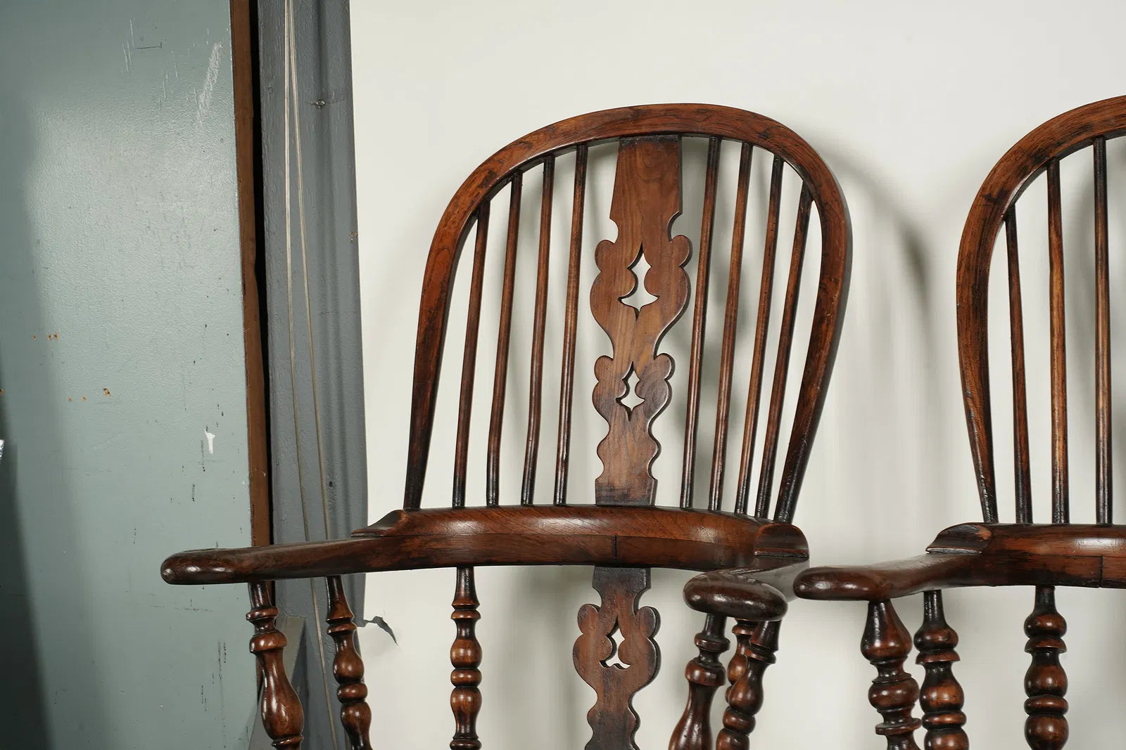 AF2-097: Antique Yew Wood & Elm American Sack Back Windsor Armchairs Set of Four Mid 19th Century