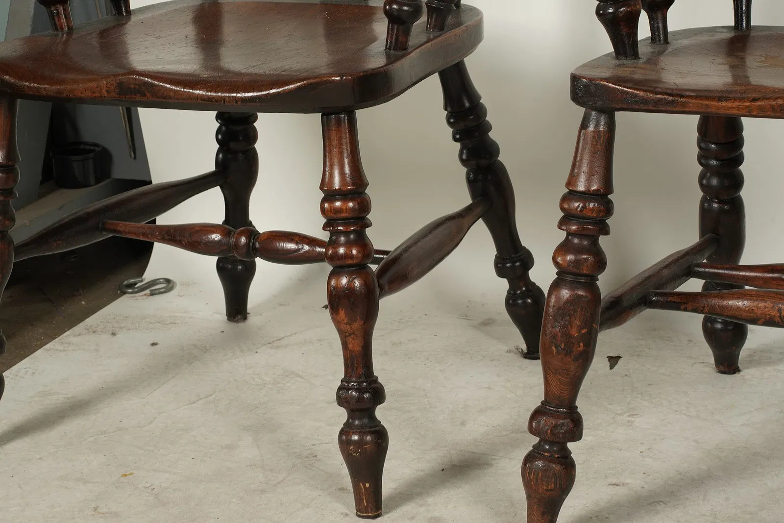 AF2-097: Antique Yew Wood & Elm American Sack Back Windsor Armchairs Set of Four Mid 19th Century