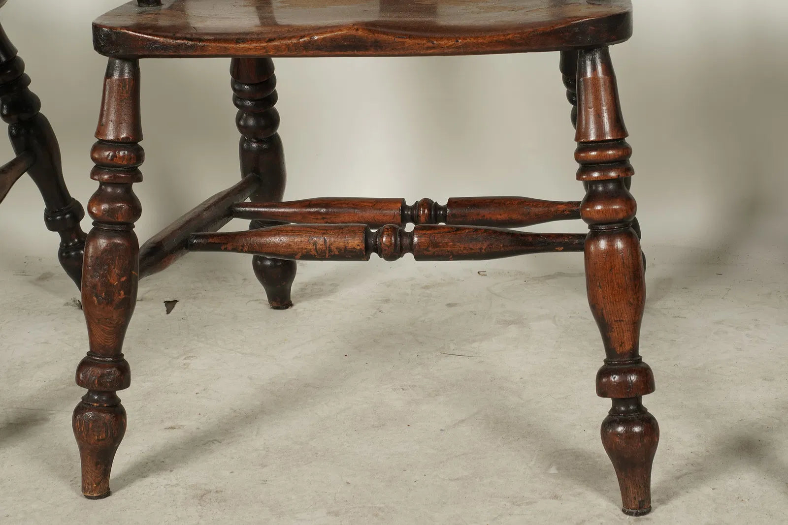 AF2-097: Antique Yew Wood & Elm American Sack Back Windsor Armchairs Set of Four Mid 19th Century